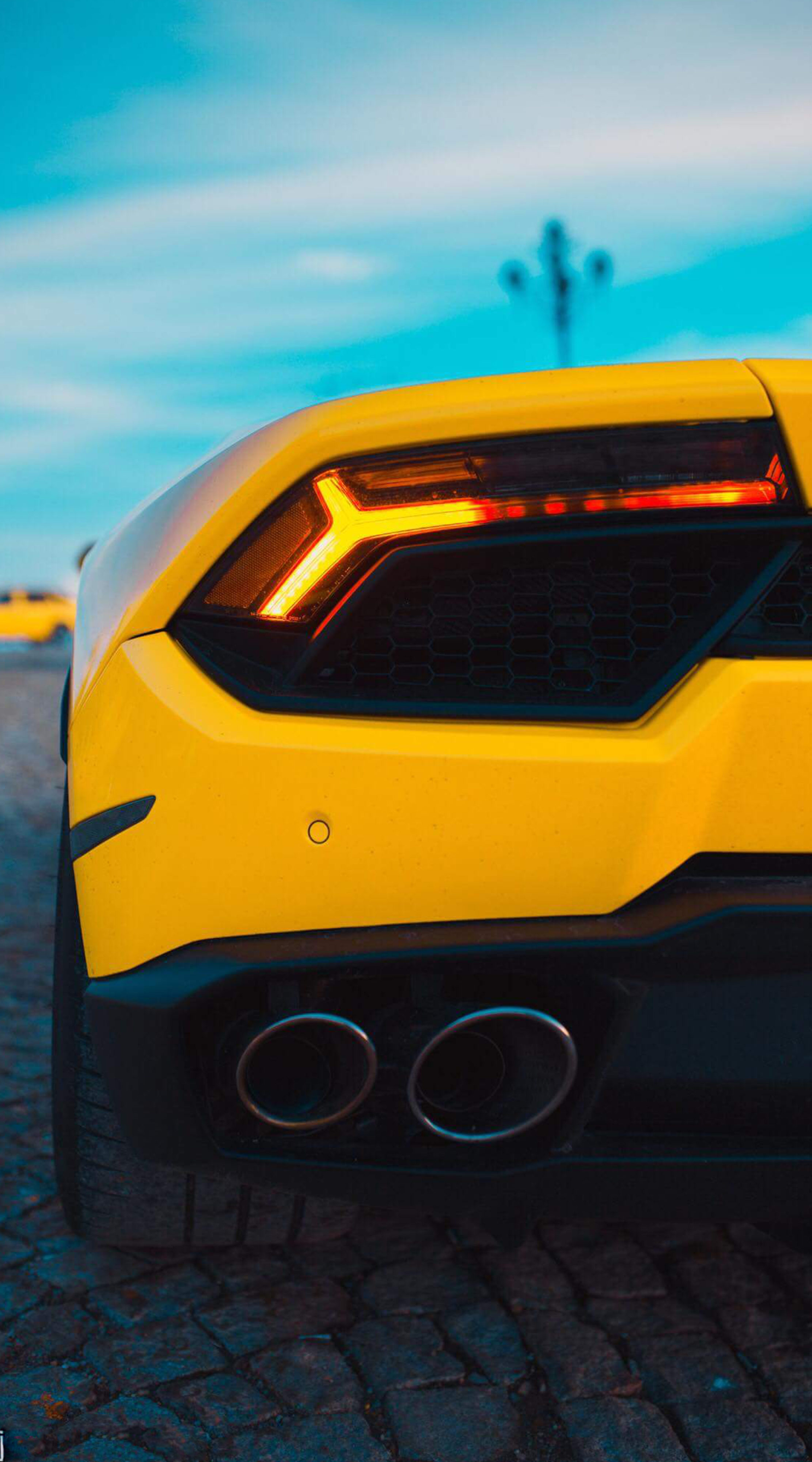 Lamborghini Huracan Wallpaper For Mobile - HD Wallpaper 