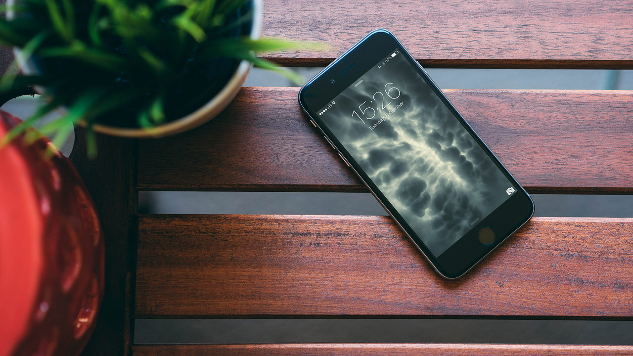 Iphone Mockup On Table Psd - HD Wallpaper 