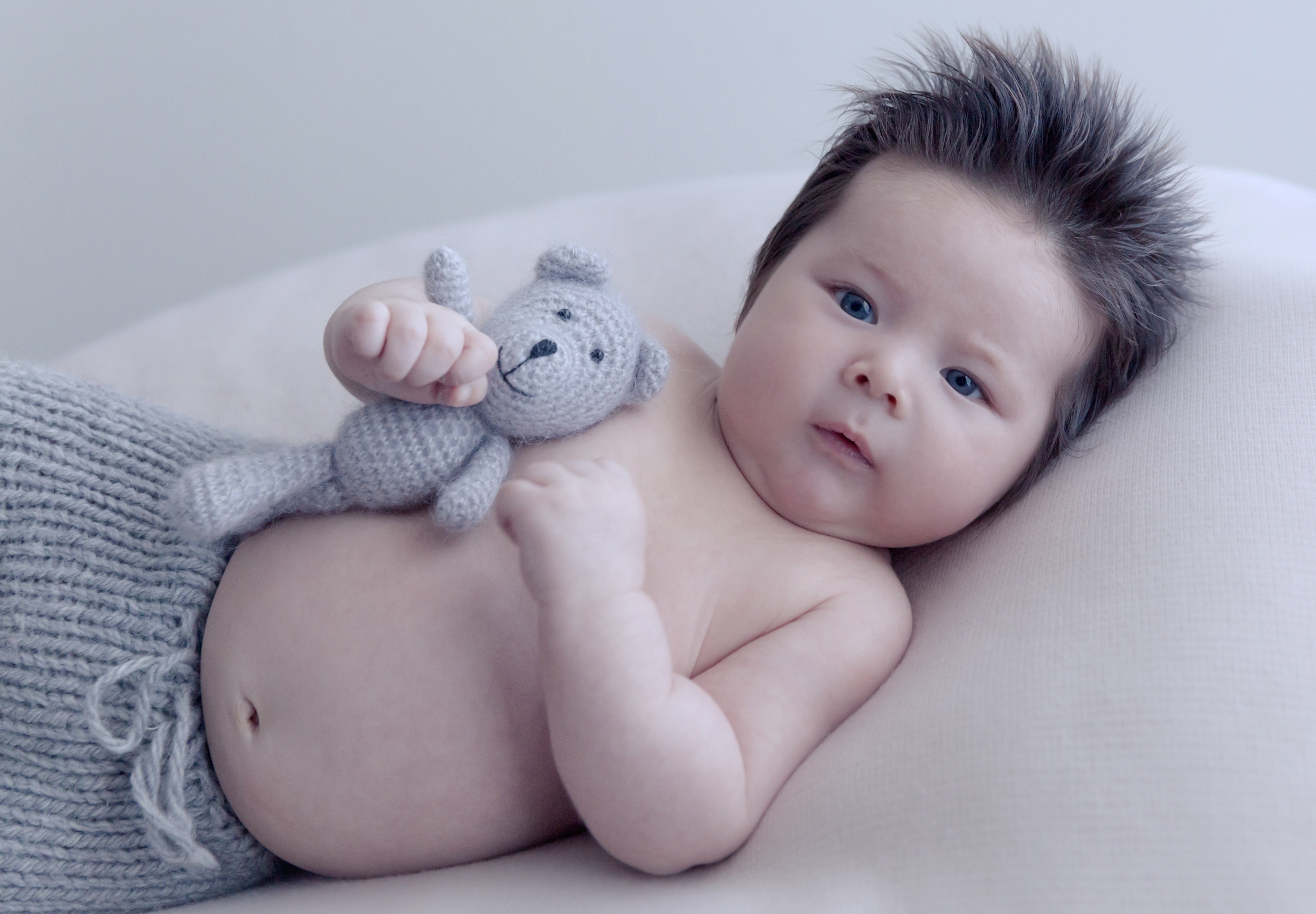 Baby With Teddy Bear Wallpaper - High Key Skin Photography - HD Wallpaper 