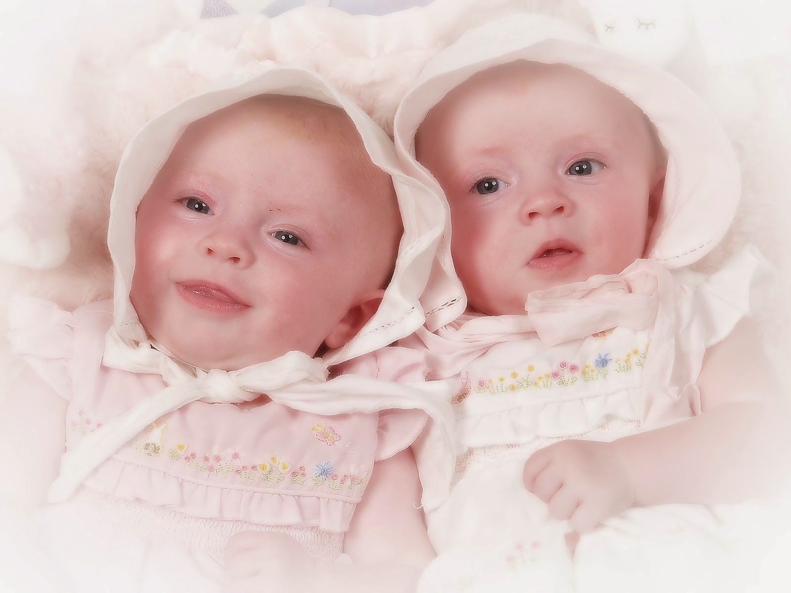 Twins Babies Wallpaper Hd For Desktop - Cute Twin Twins Baby Photos Download - HD Wallpaper 
