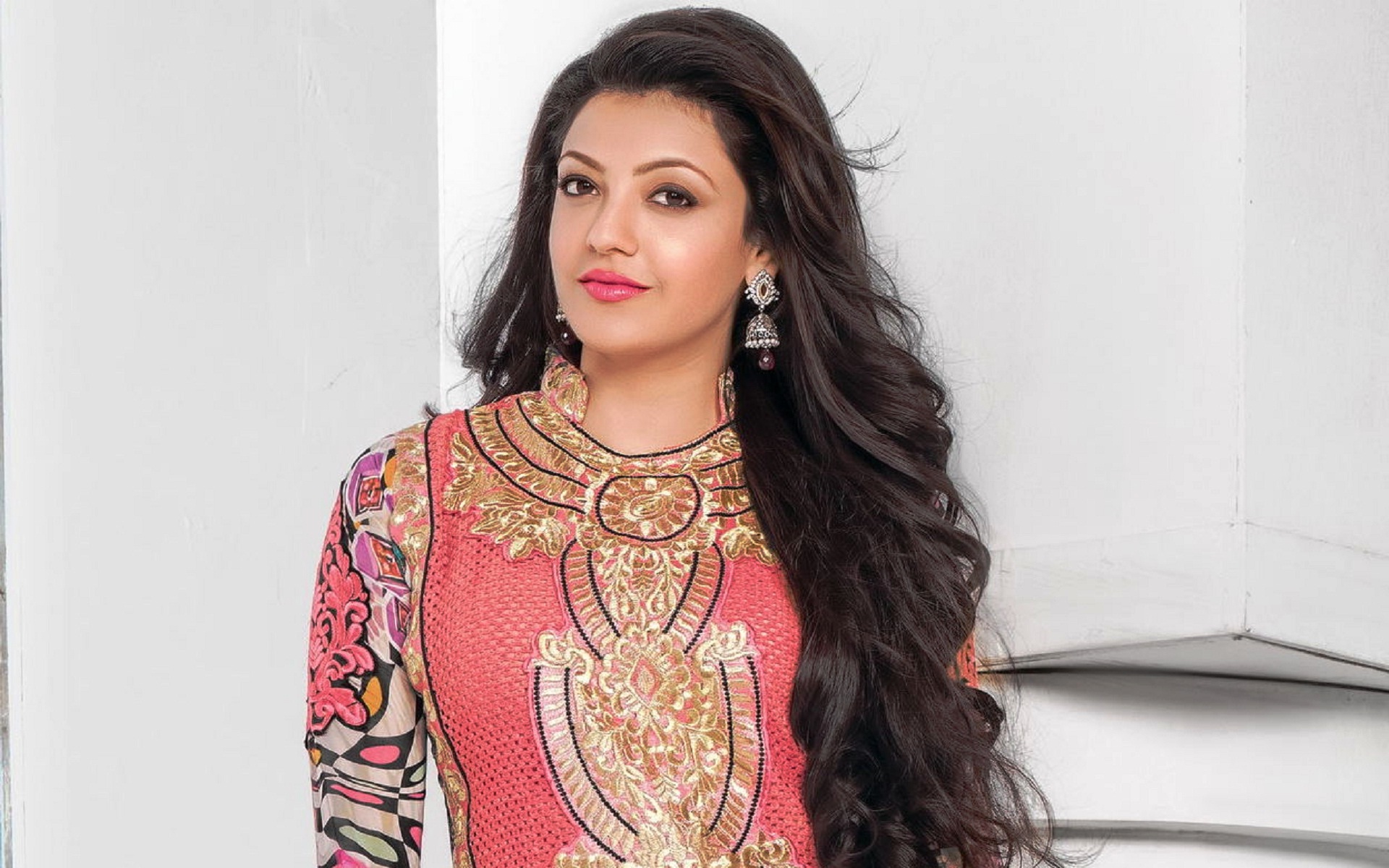 Kajal Agarwal Super Stylish And Hot Wallpapers - Kajal Agarwal Dress - HD Wallpaper 
