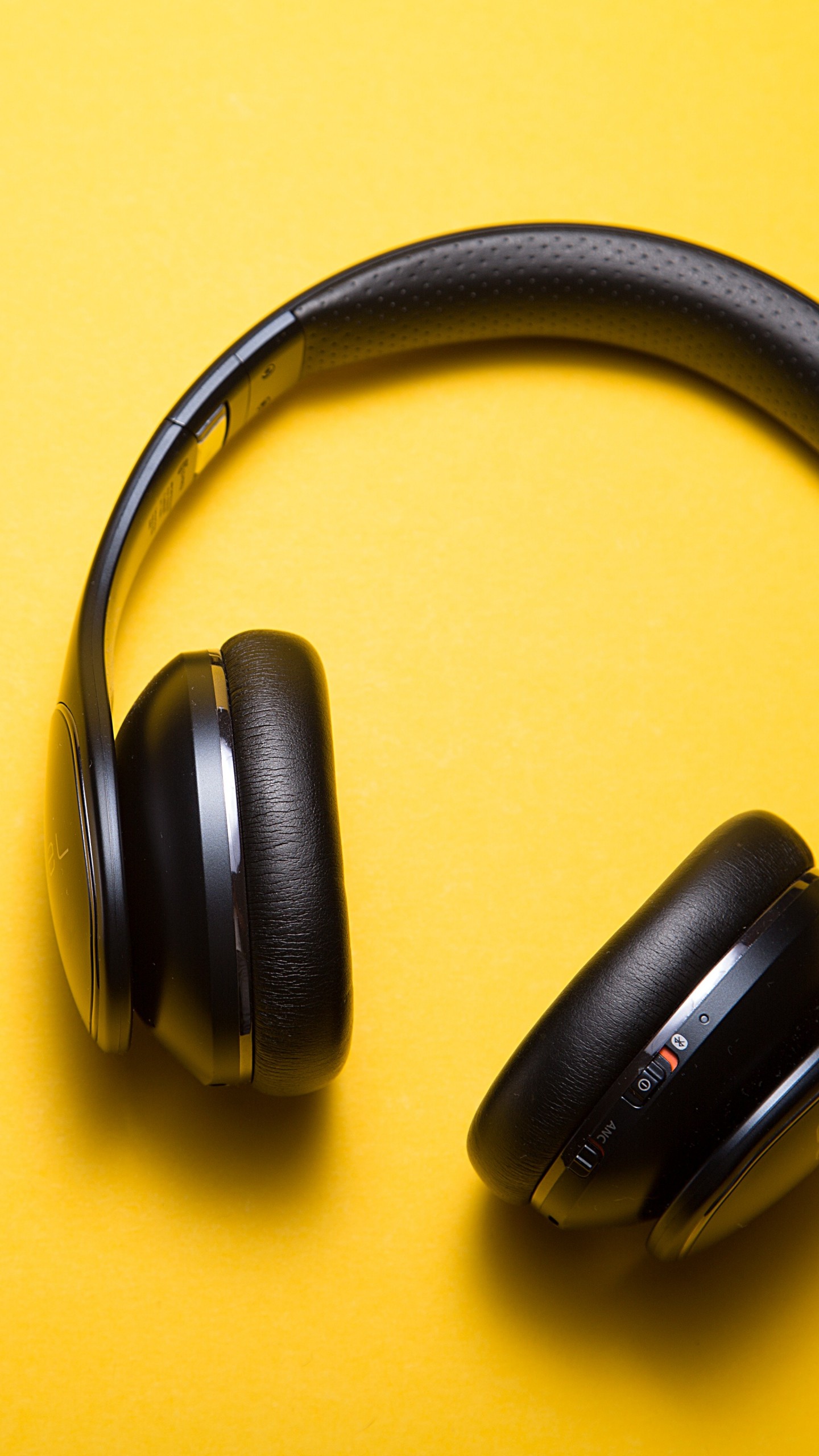 Headphones Yellow Background Music Wallpaper - Music Wallpapers For J5 Samsung - HD Wallpaper 