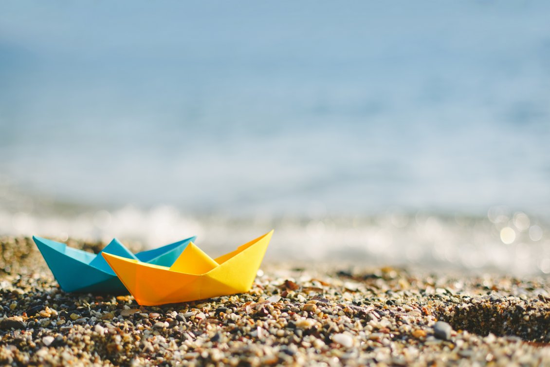 Download Wallpaper Paper Boat Ready To Go On The Ocean - Paper Boats - HD Wallpaper 