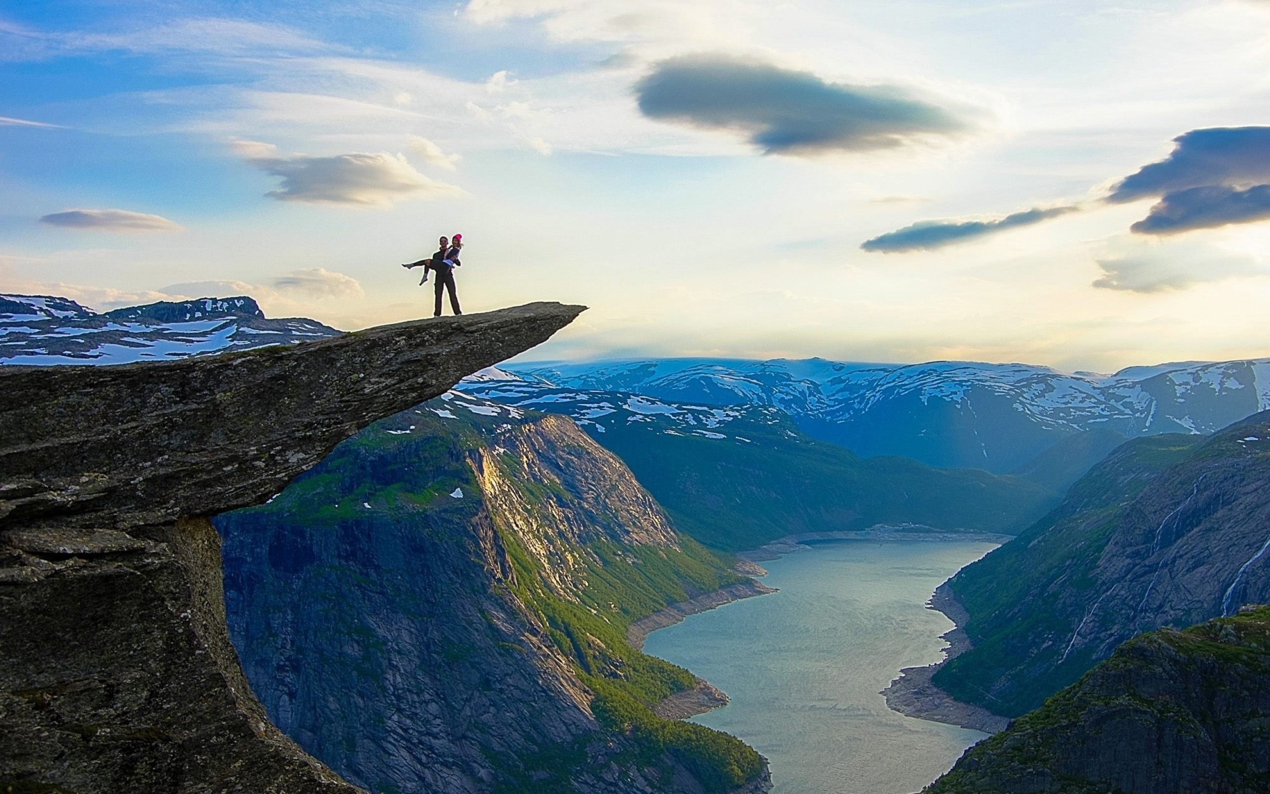 Trolltunga Mountain In Norway Wallpaper - Trolltunga - HD Wallpaper 