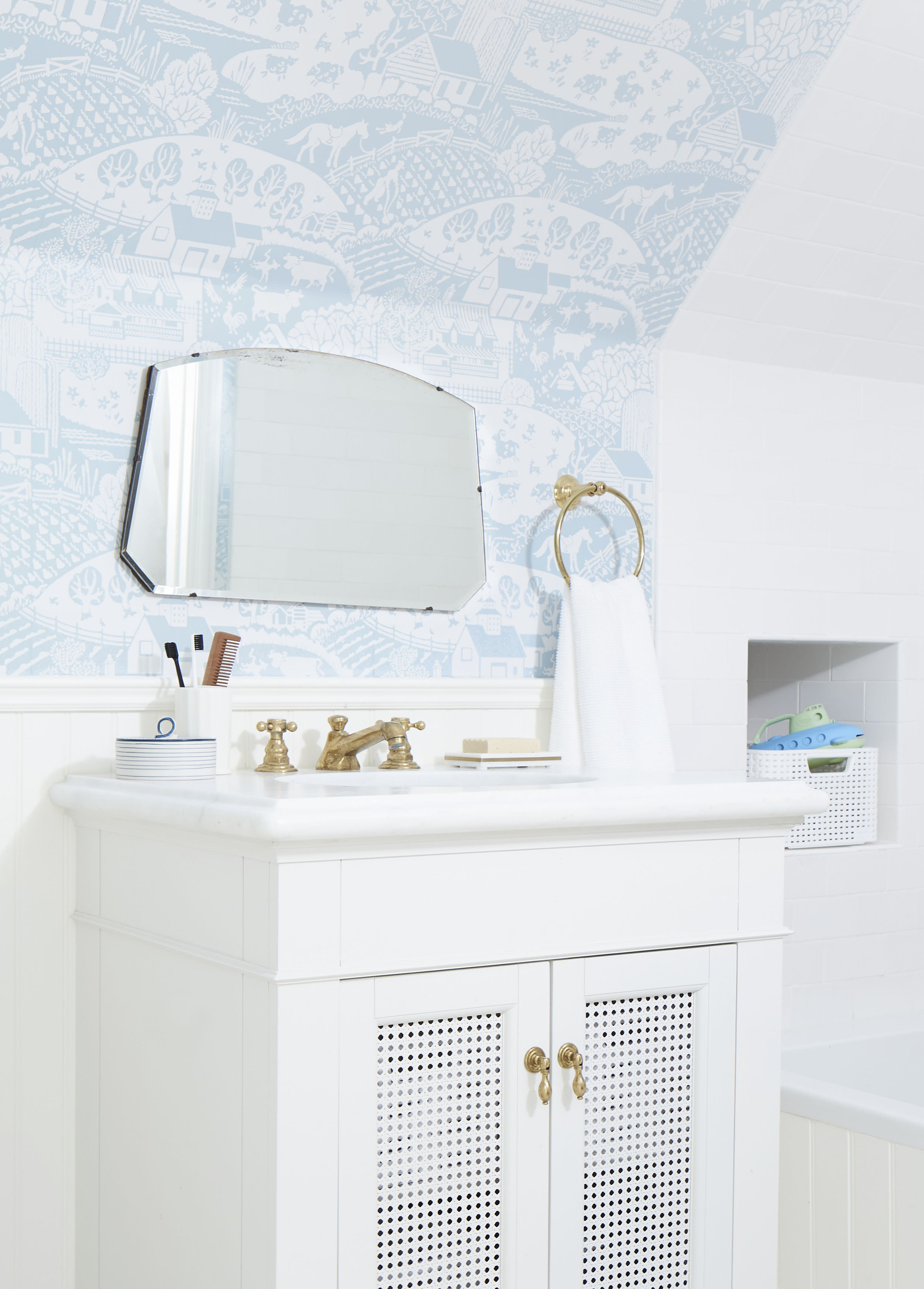 Farrow And Ball Wallpaper Kids Bathroom Cute White - Bathroom - HD Wallpaper 
