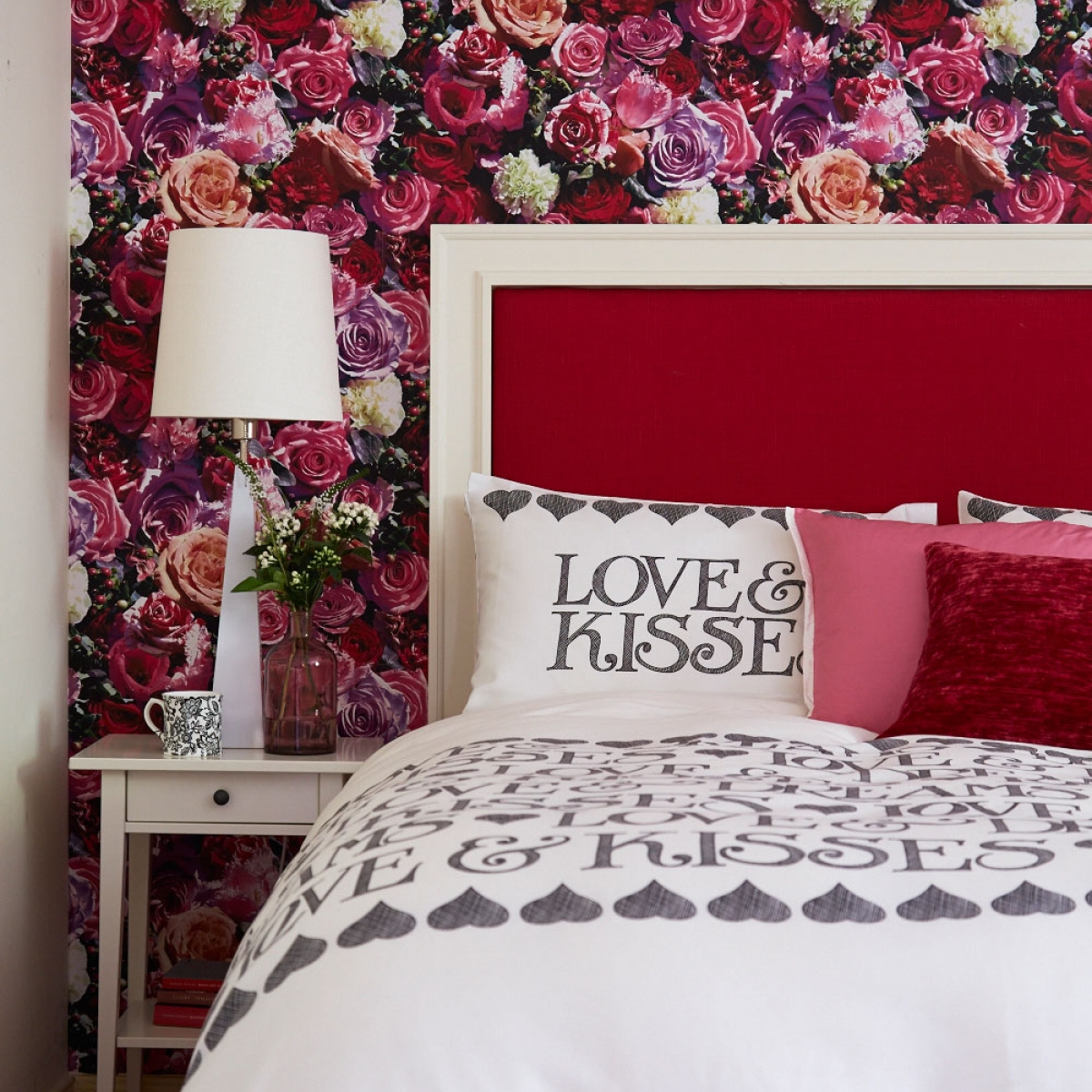 Albany Wow Roses Wallpaper By Wallpapers Direct - Bedroom - HD Wallpaper 