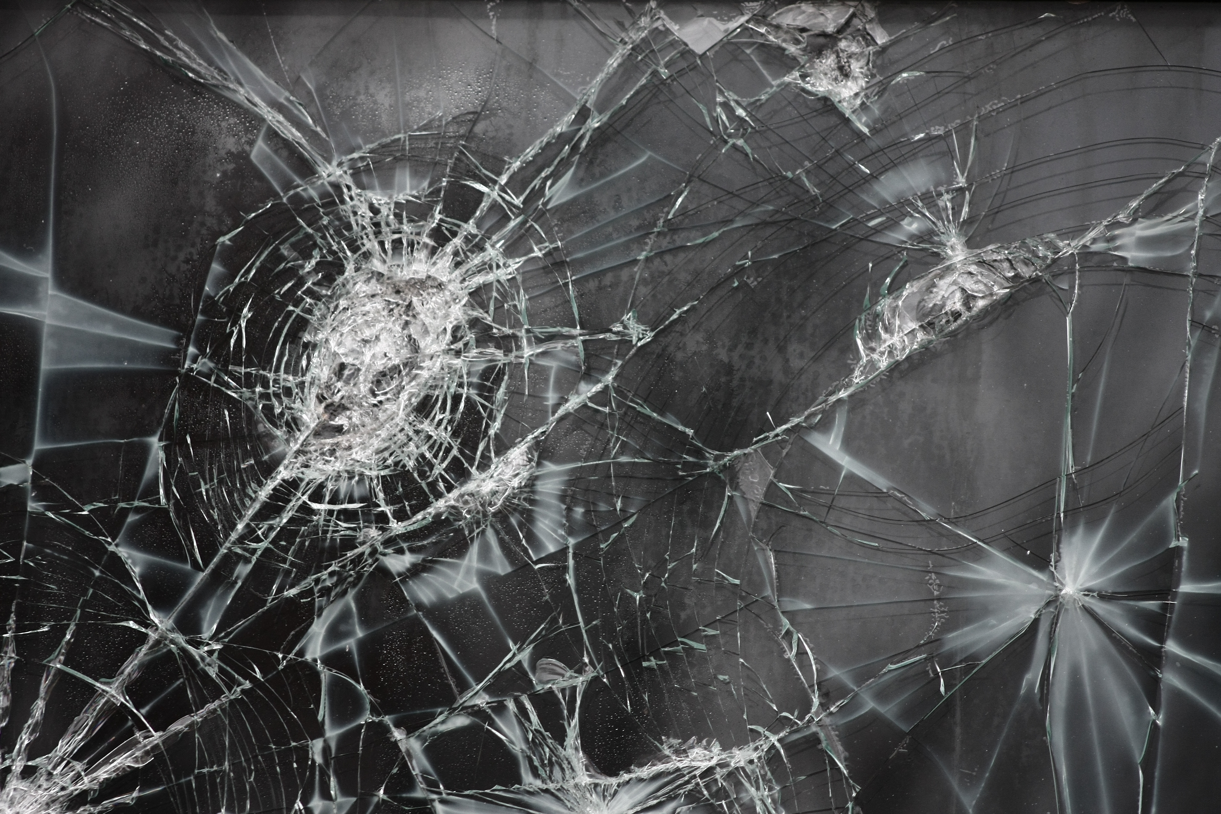 Cracked Screen Wallpaper - HD Wallpaper 