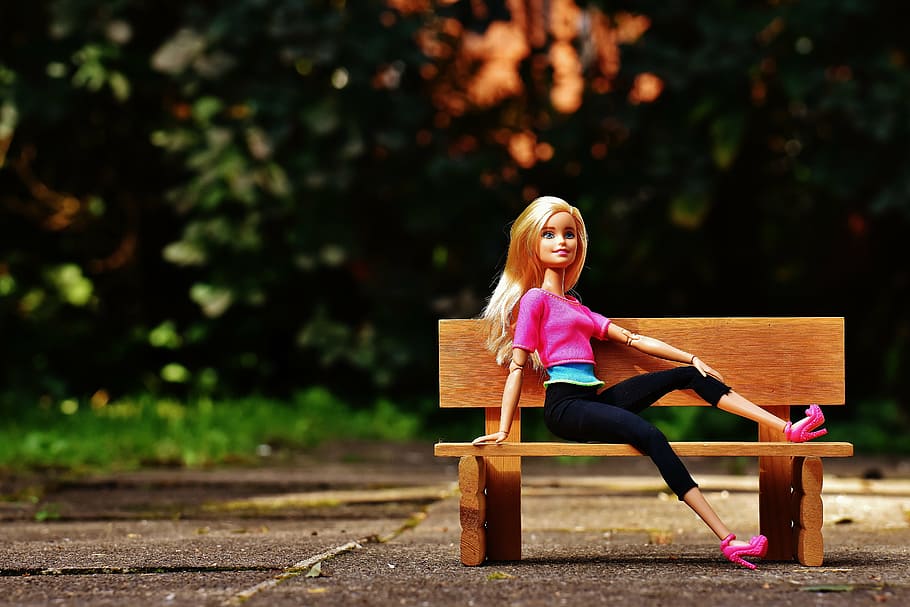 Barbie Doll Sitting On Brown Wooden Bench, Beauty, - Barbie Doll - HD Wallpaper 