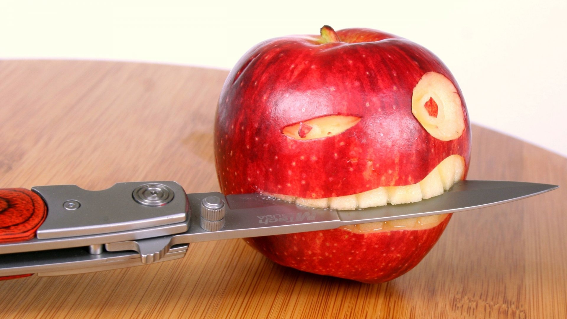 Danger Apple Wallpaper - Apple Funny - HD Wallpaper 