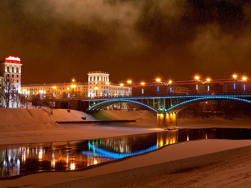 Lovely Lit Bridge On A Winter Night Wallpaper - Витебск Новый Год 2019 - HD Wallpaper 