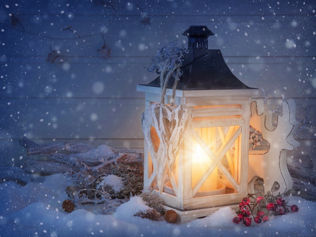 Snowfall On Lit Lamp Winter Wallpapers - Lantern In Snow - HD Wallpaper 