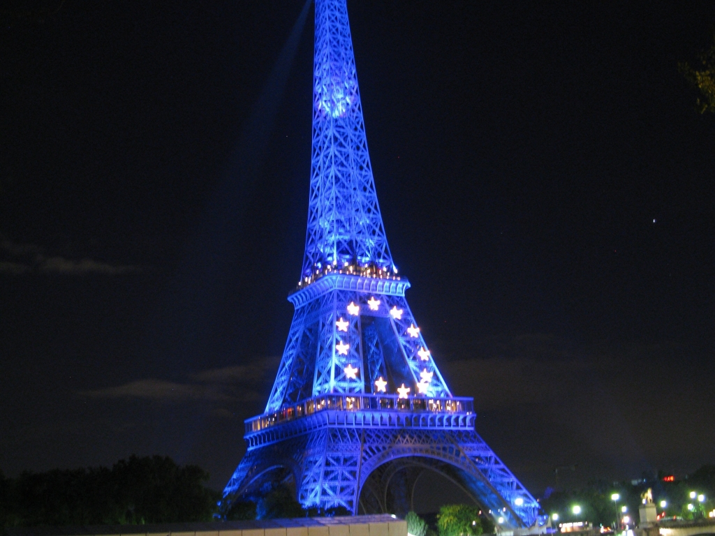 Midnight Magic At The Eiffel Tower Wallpaper - Night Wallpaper Eiffel Tower - HD Wallpaper 