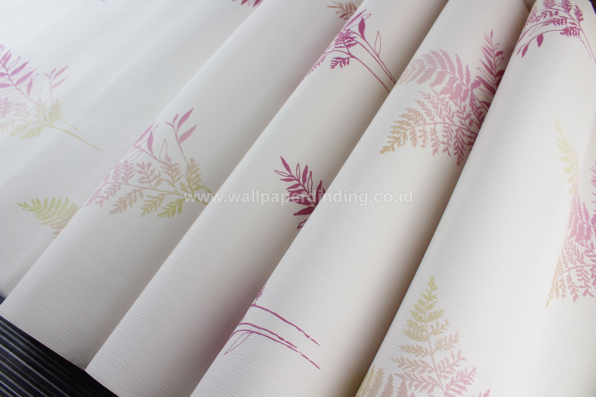 Wallpaper Dinding Daun Ungu D-bl0104 - Sentuhan Walpaper Bungà Warna Merah Muda Soft - HD Wallpaper 