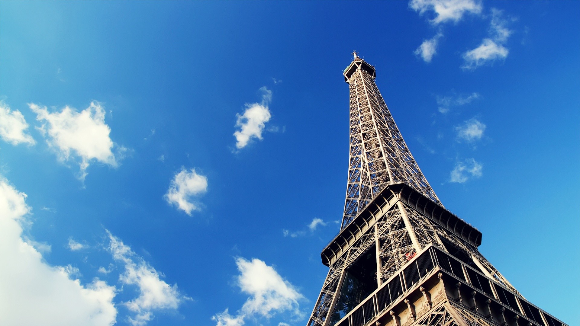 Sky Touching Eiffel Tower Wallpaper Hd - Eiffel Tower - HD Wallpaper 