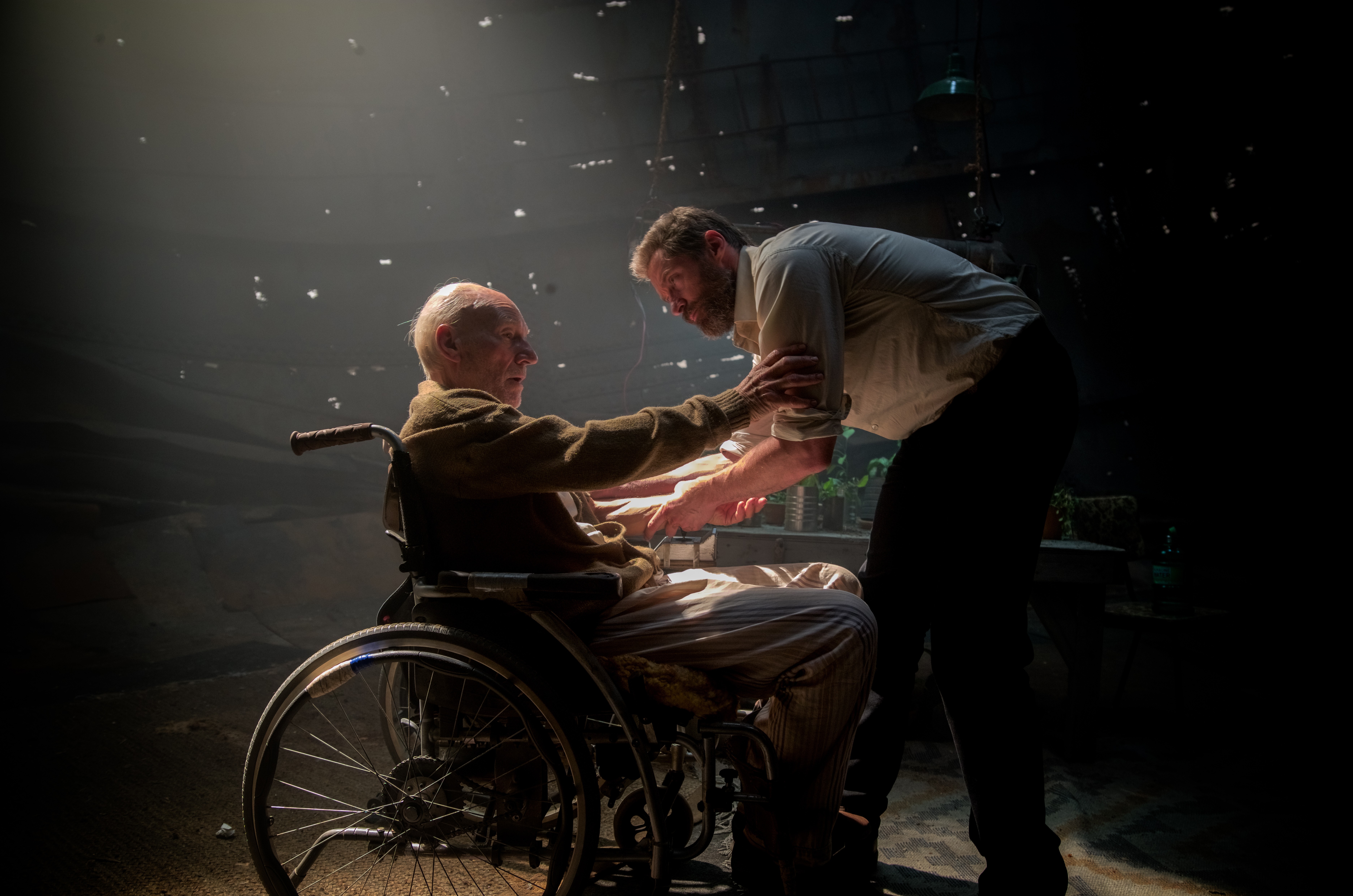 Hugh Jackman Patrick Stewart Logan - HD Wallpaper 