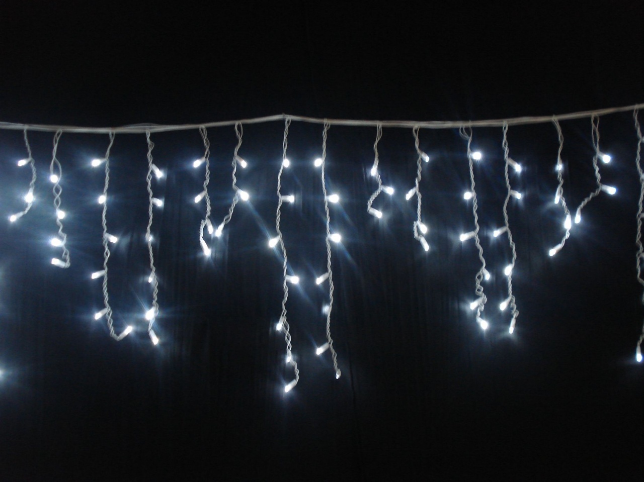 Cascading Icicle Christmas Lights - Hanging White Christmas Lights - HD Wallpaper 
