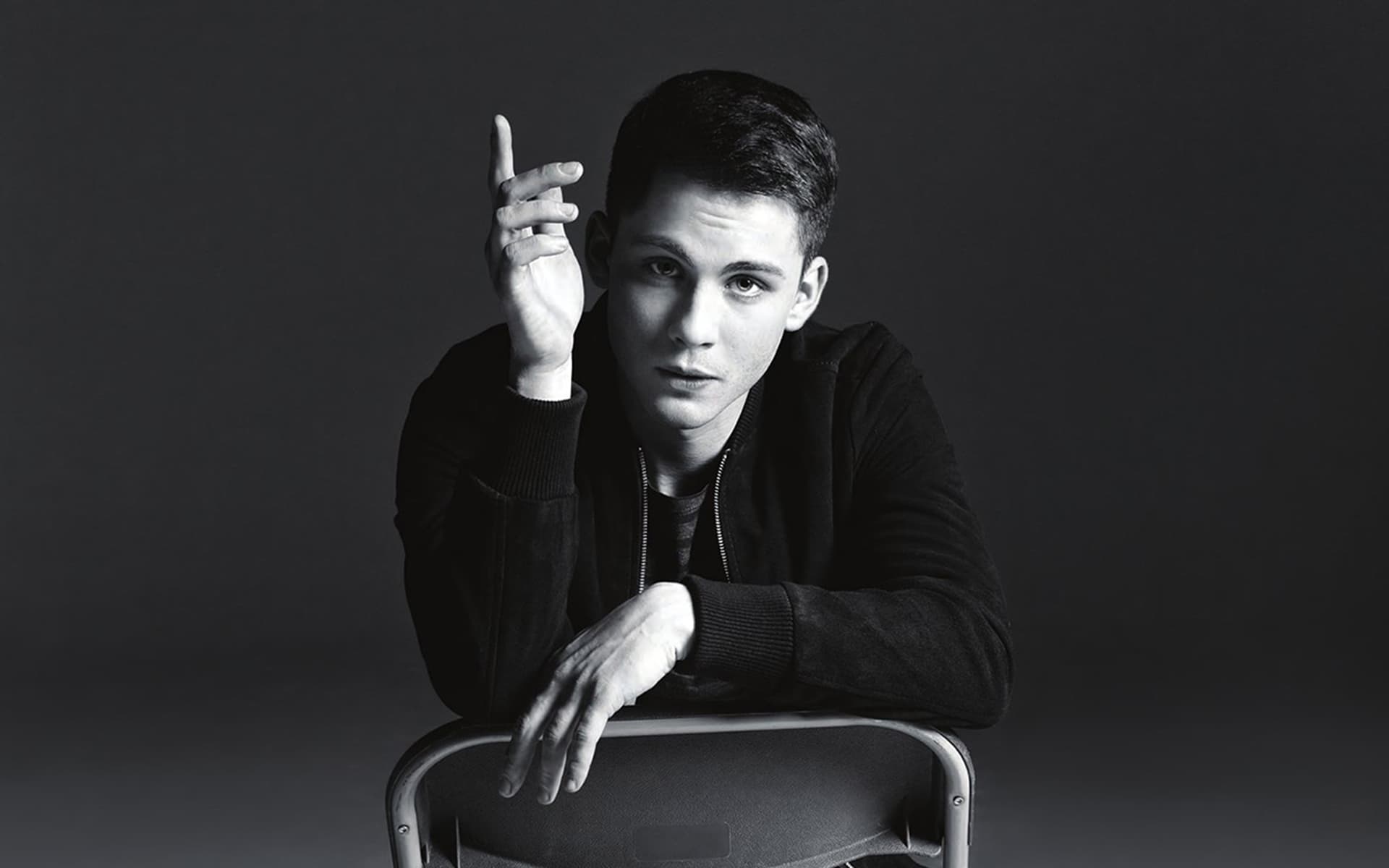 Logan Lerman Bw Hd Wallpapers For Desktop - Logan Lerman Wallpaper Hd - HD Wallpaper 