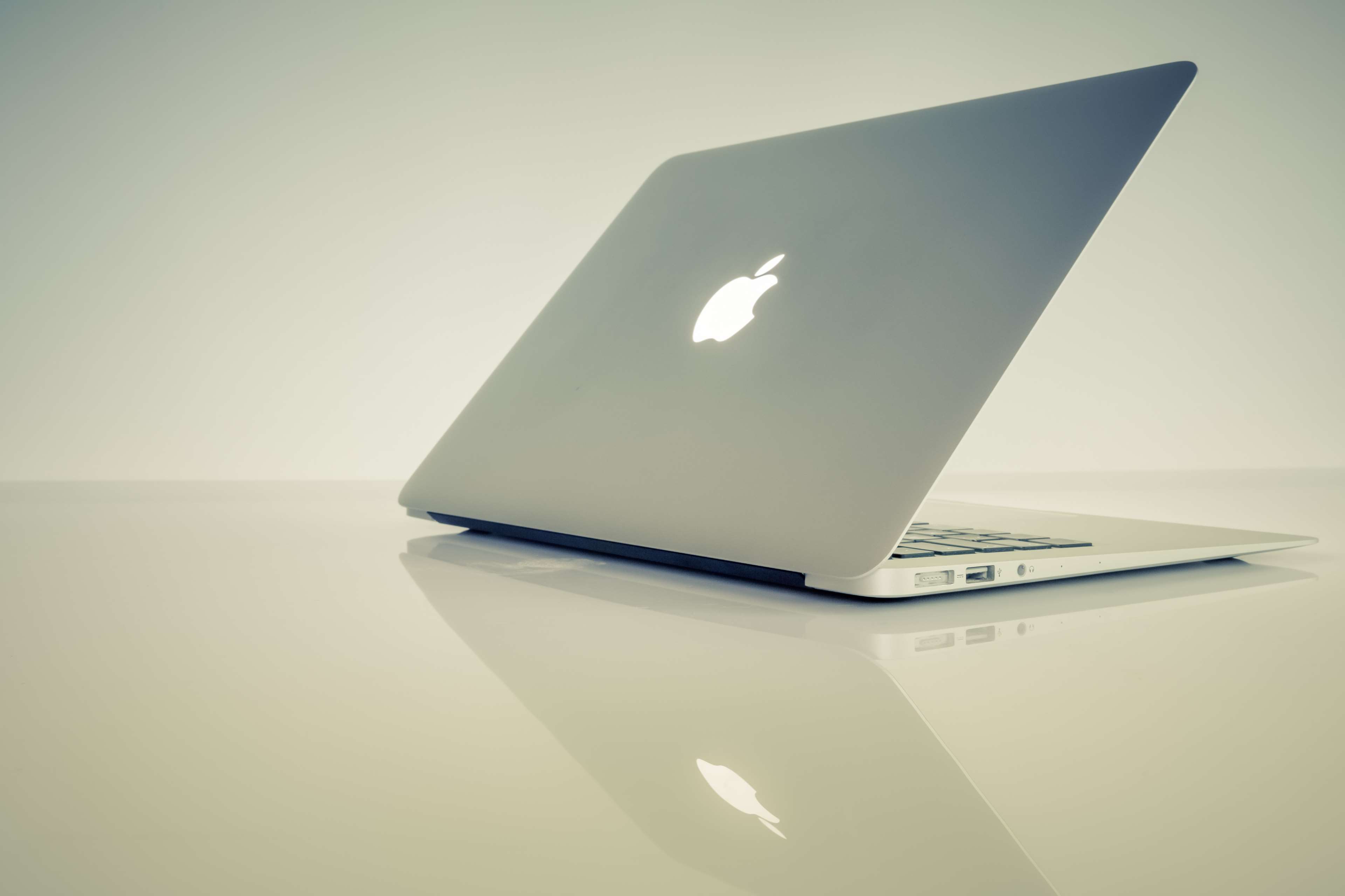 Apple Logo On Laptop - HD Wallpaper 
