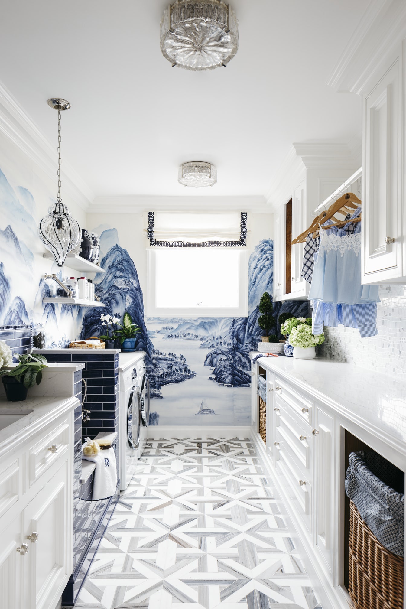 Chinoiserie Bathroom Murals White And Blue Country - Laundry Room Design - HD Wallpaper 