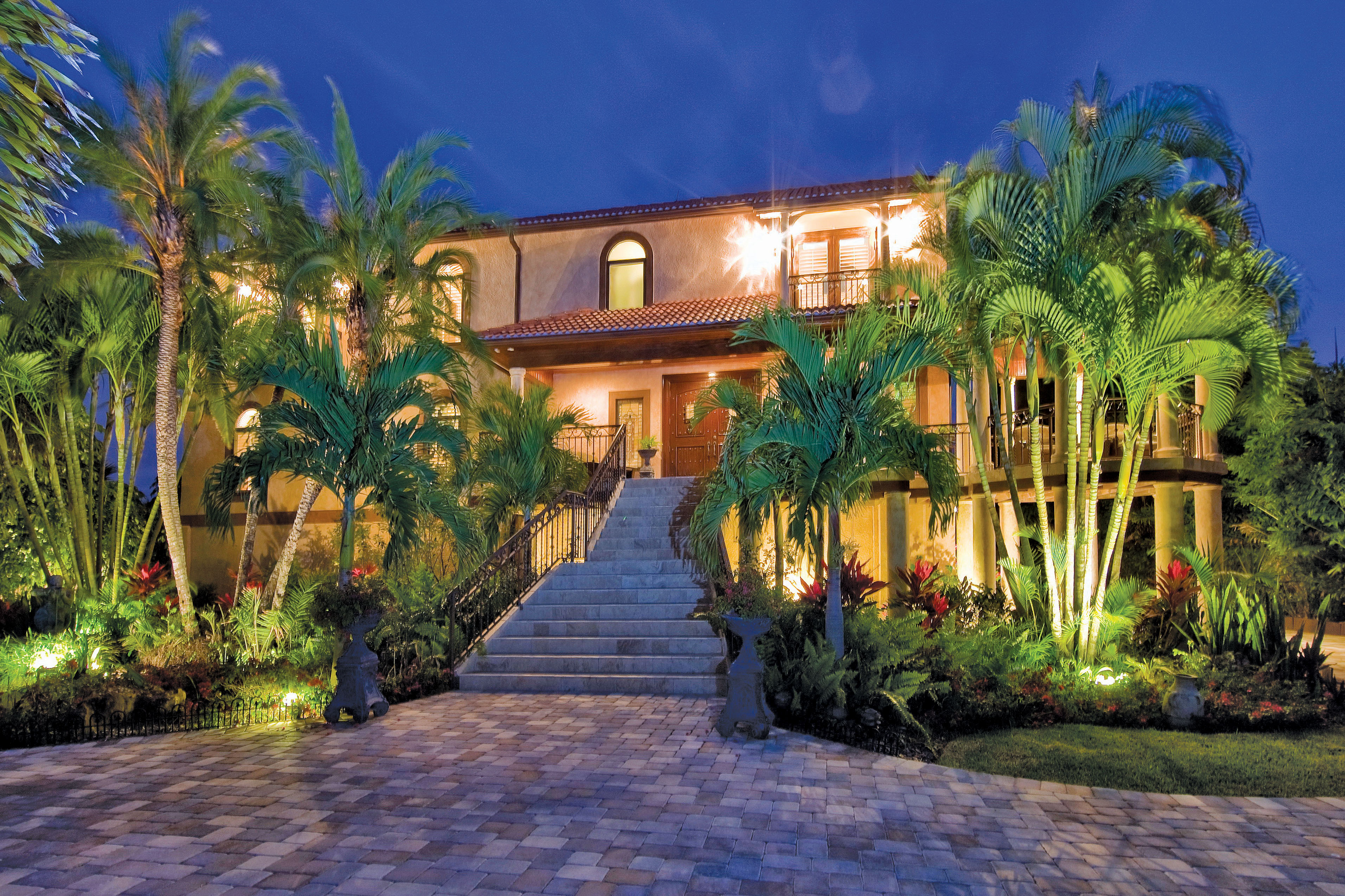 Luxury House Garden Entrance - HD Wallpaper 