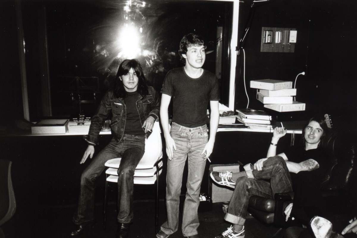 Angus Young Iphone Hd - HD Wallpaper 