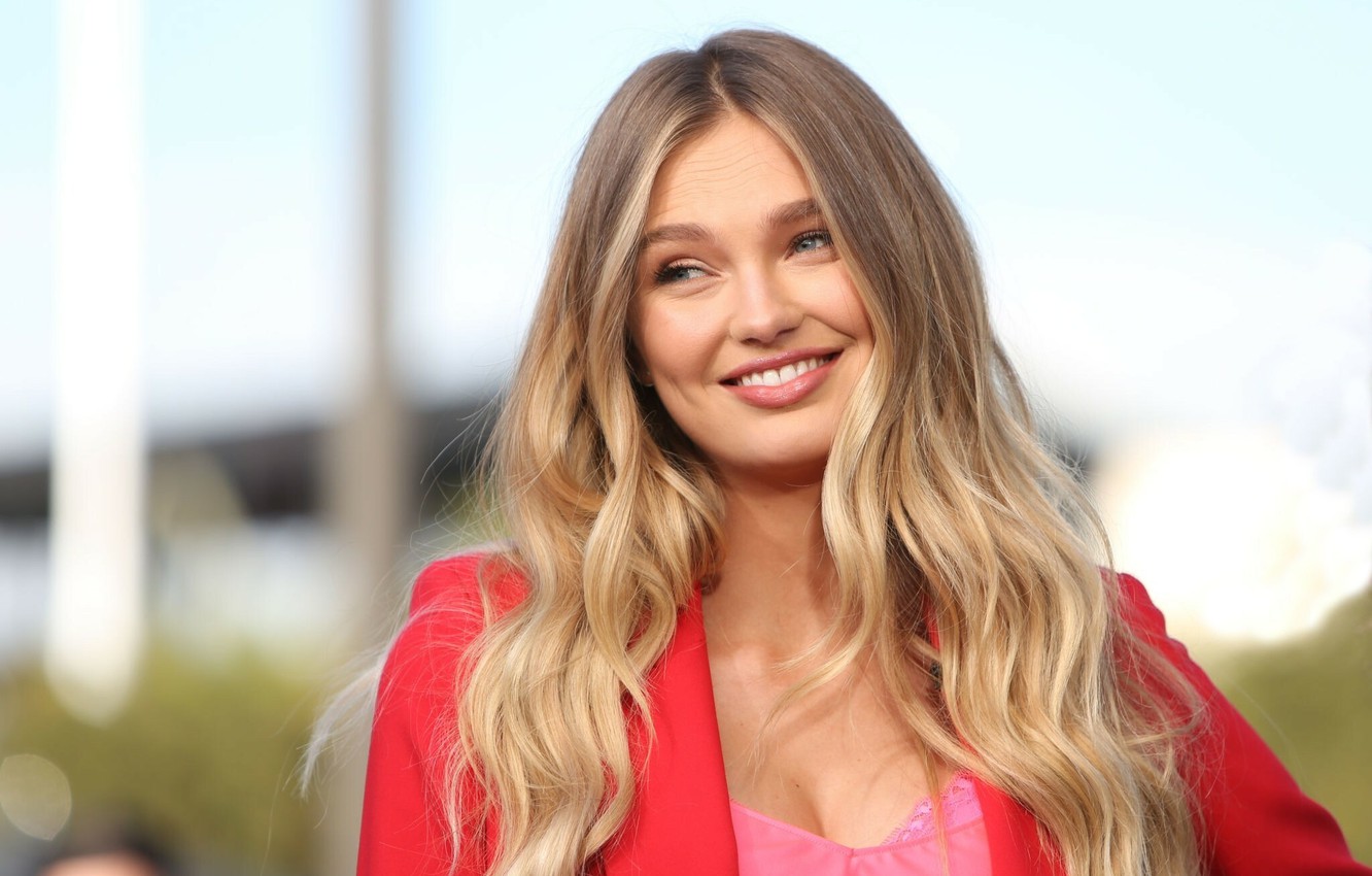 Photo Wallpaper Look, Smile, Model, Makeup, Photoshoot, - Victoria Secret Model Romy - HD Wallpaper 