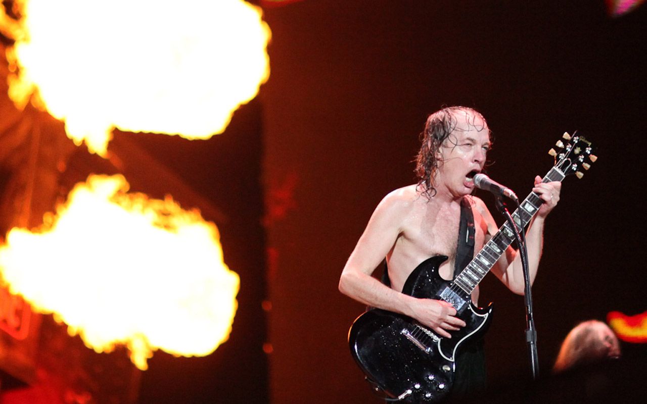 Angus Young Hot - HD Wallpaper 
