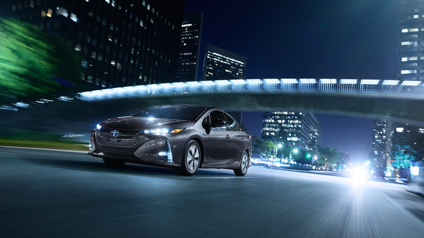 Toyota Prius Prime 2017 On Road In Night Desktop Background - 2020 Toyota Prius Prime - HD Wallpaper 