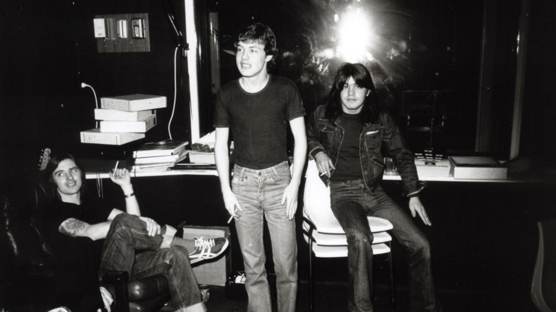 Angus Young Hd Wallpapers By Marjorie Edwards - Ac Dc Im Studio - HD Wallpaper 