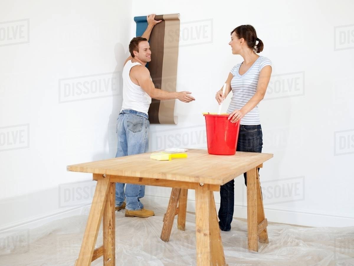 Couple Putting Up Wallpaper Royalty-free Stock Photo - End Table - HD Wallpaper 