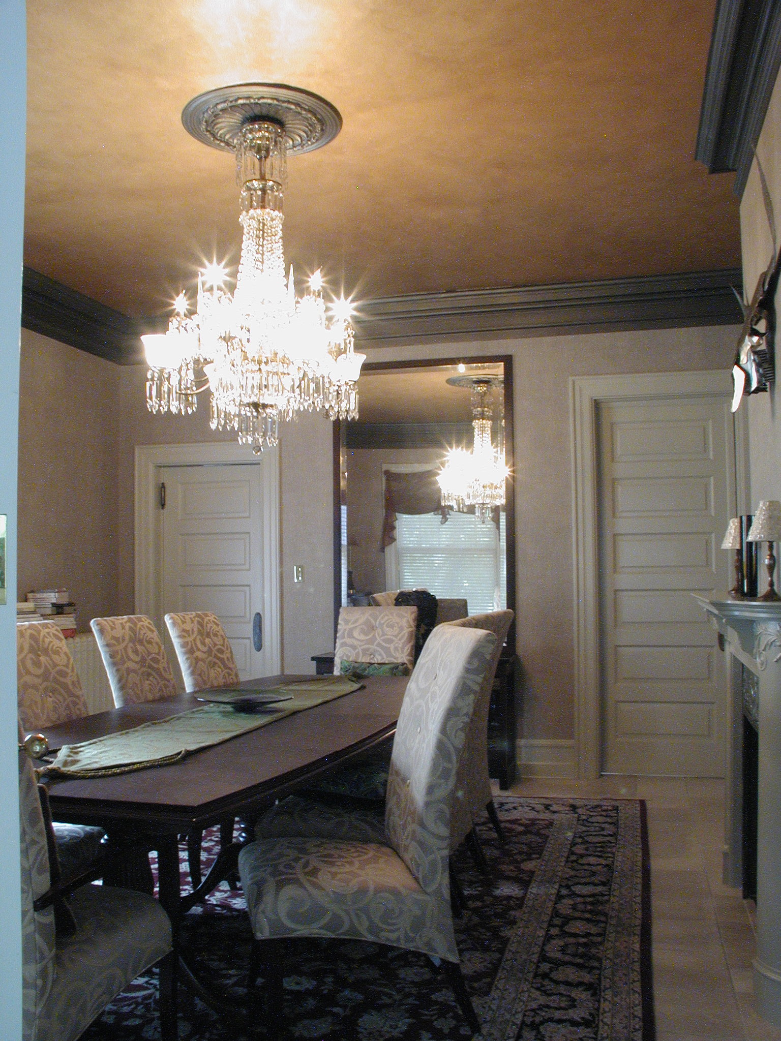 Gold Wallpaper On Ceiling - 1536x2048 Wallpaper - teahub.io