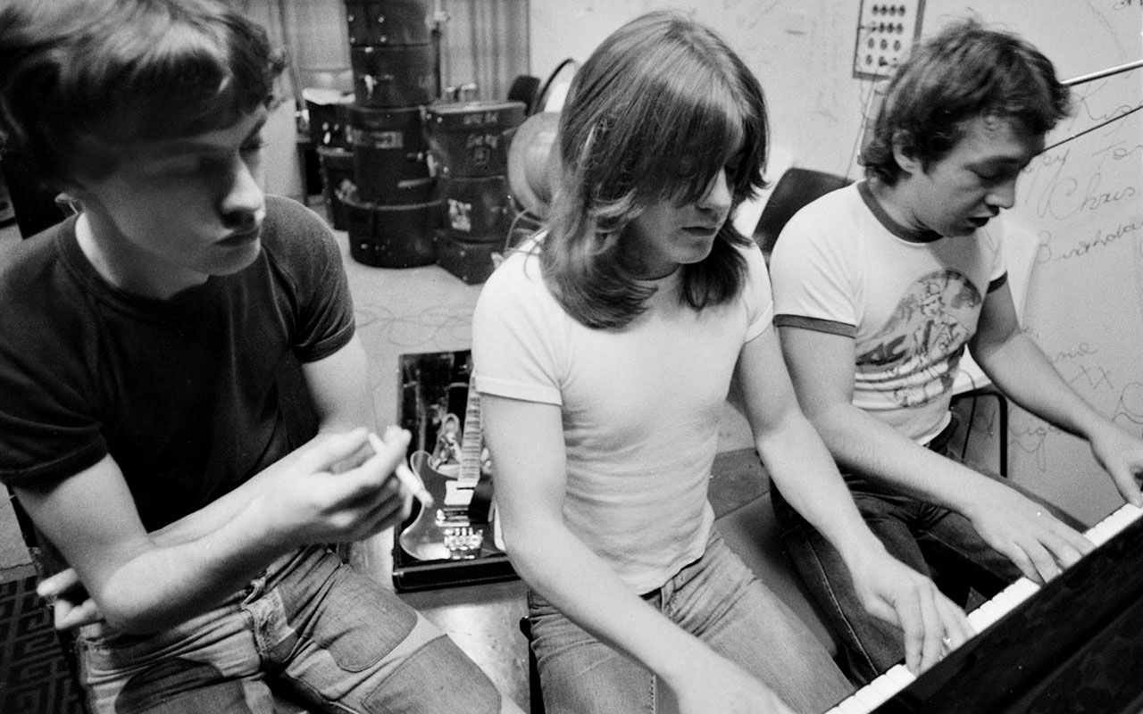 Malcolm Young, Angus Young, George Young - Angus Malcolm George Young - HD Wallpaper 