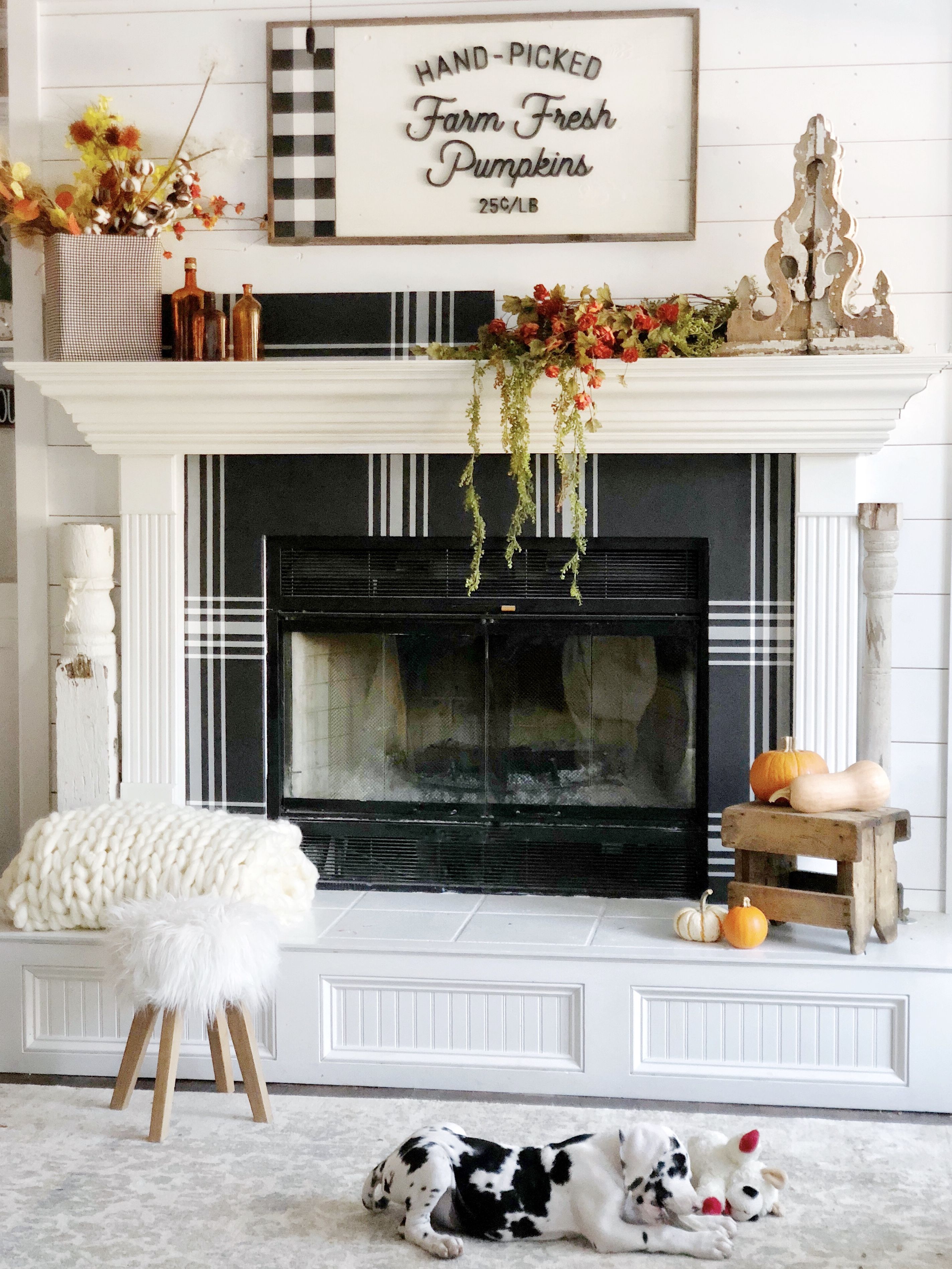 White Fireplace With Black Insert - HD Wallpaper 