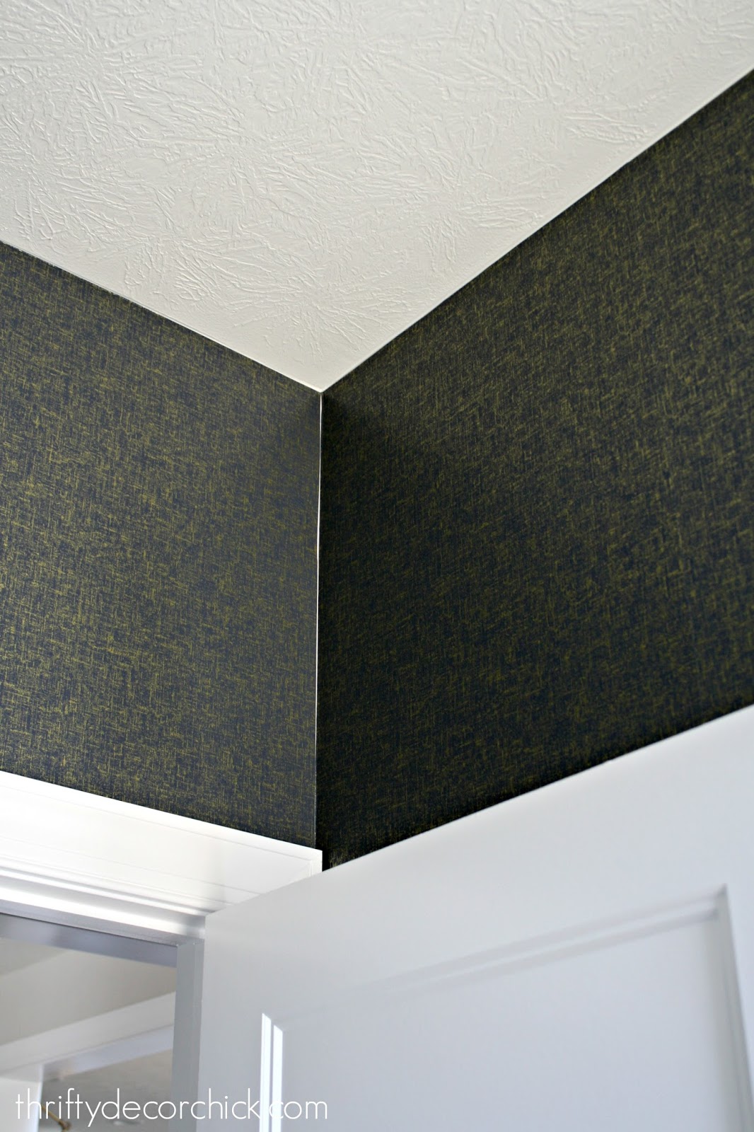 Peel And Stick Wallpaper In Corners - Ceiling - HD Wallpaper 