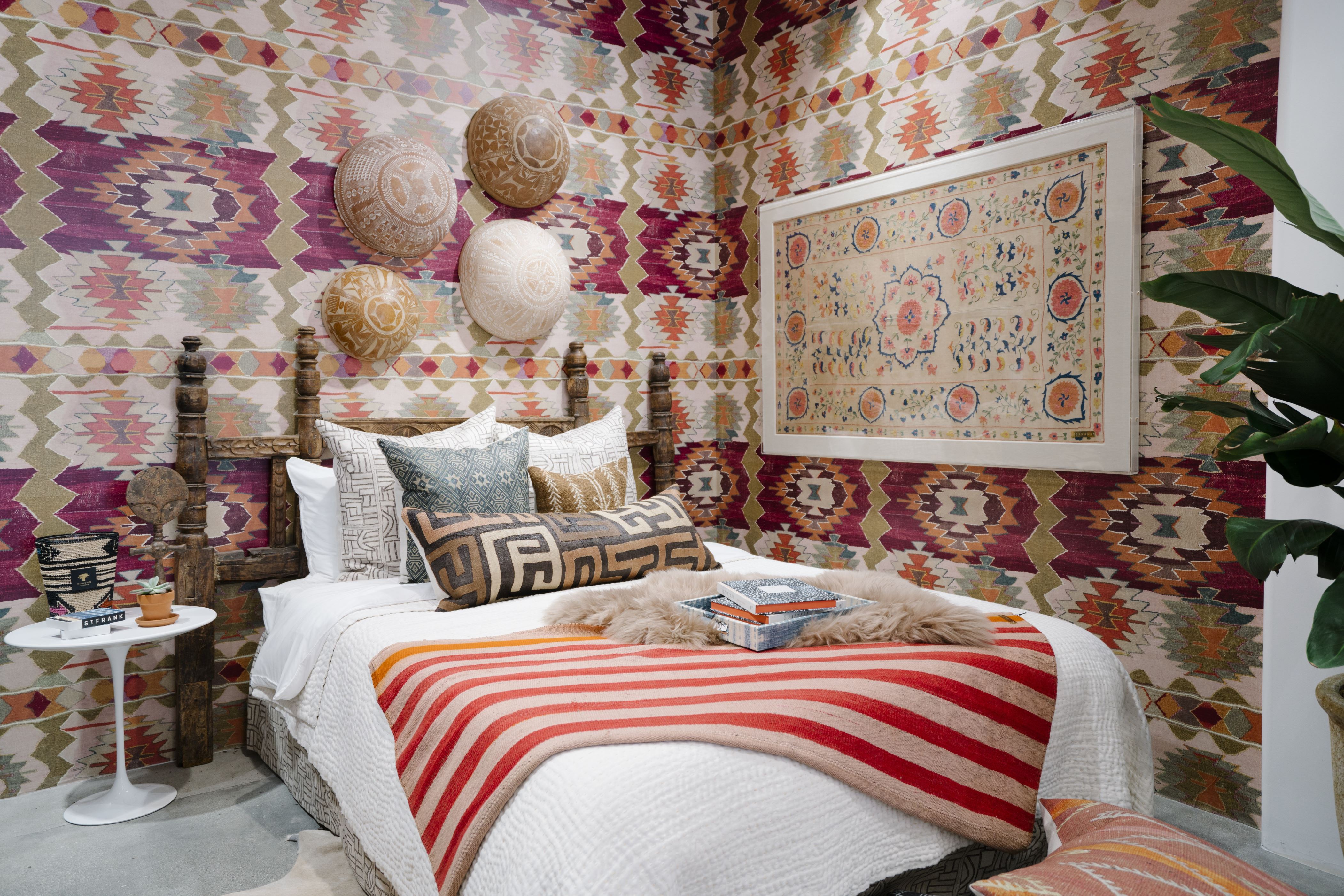 A Bedroom With A Colorful Blanket - St Frank Pacific Palisades - HD Wallpaper 
