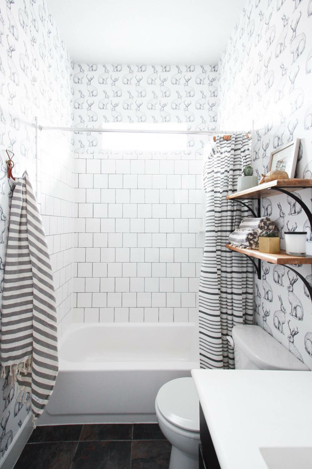 Skim Coat On Textured Walls - Bathroomon One Wall - HD Wallpaper 