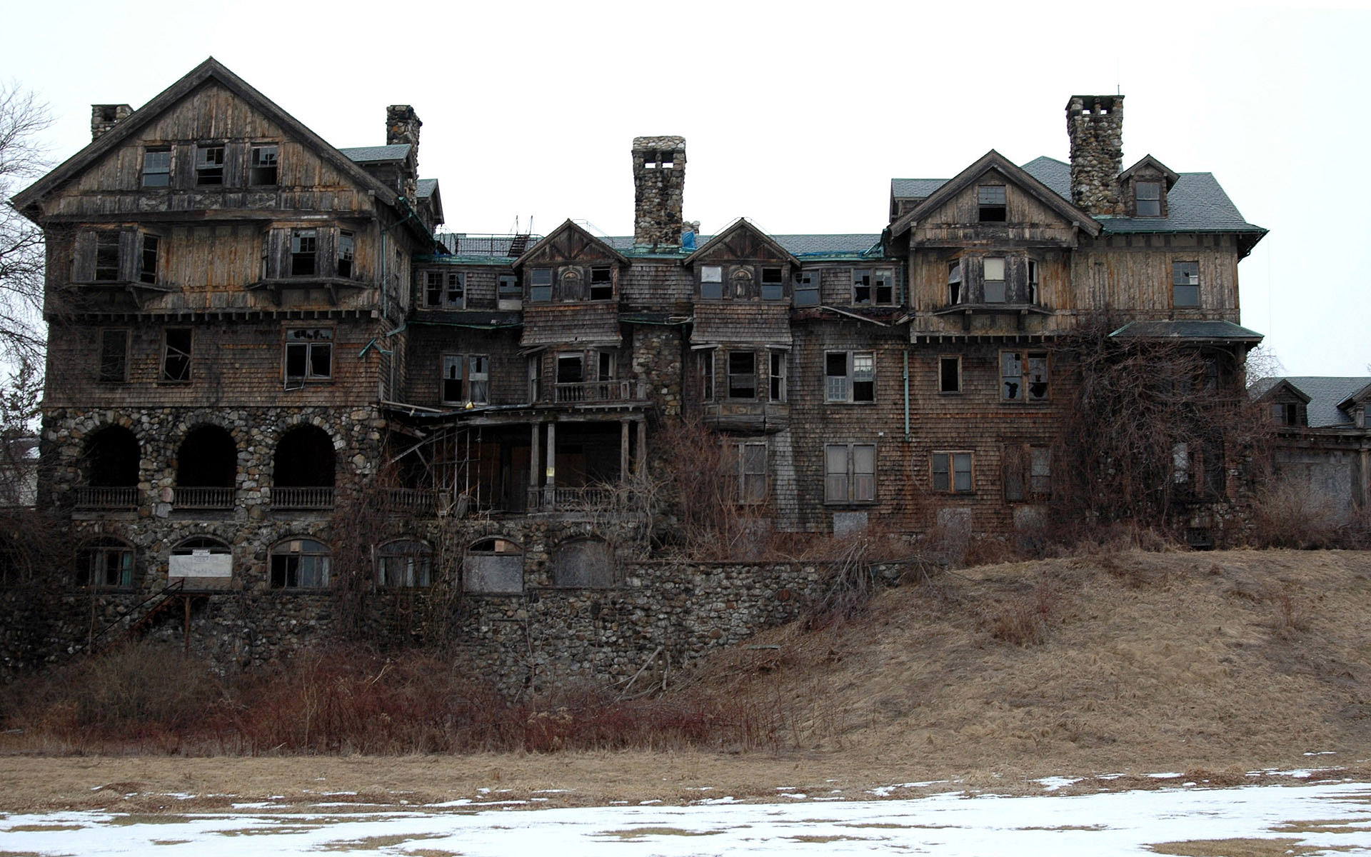 Abandoned Mansion Wallpaper - Creepy Abandoned Mansions - HD Wallpaper 