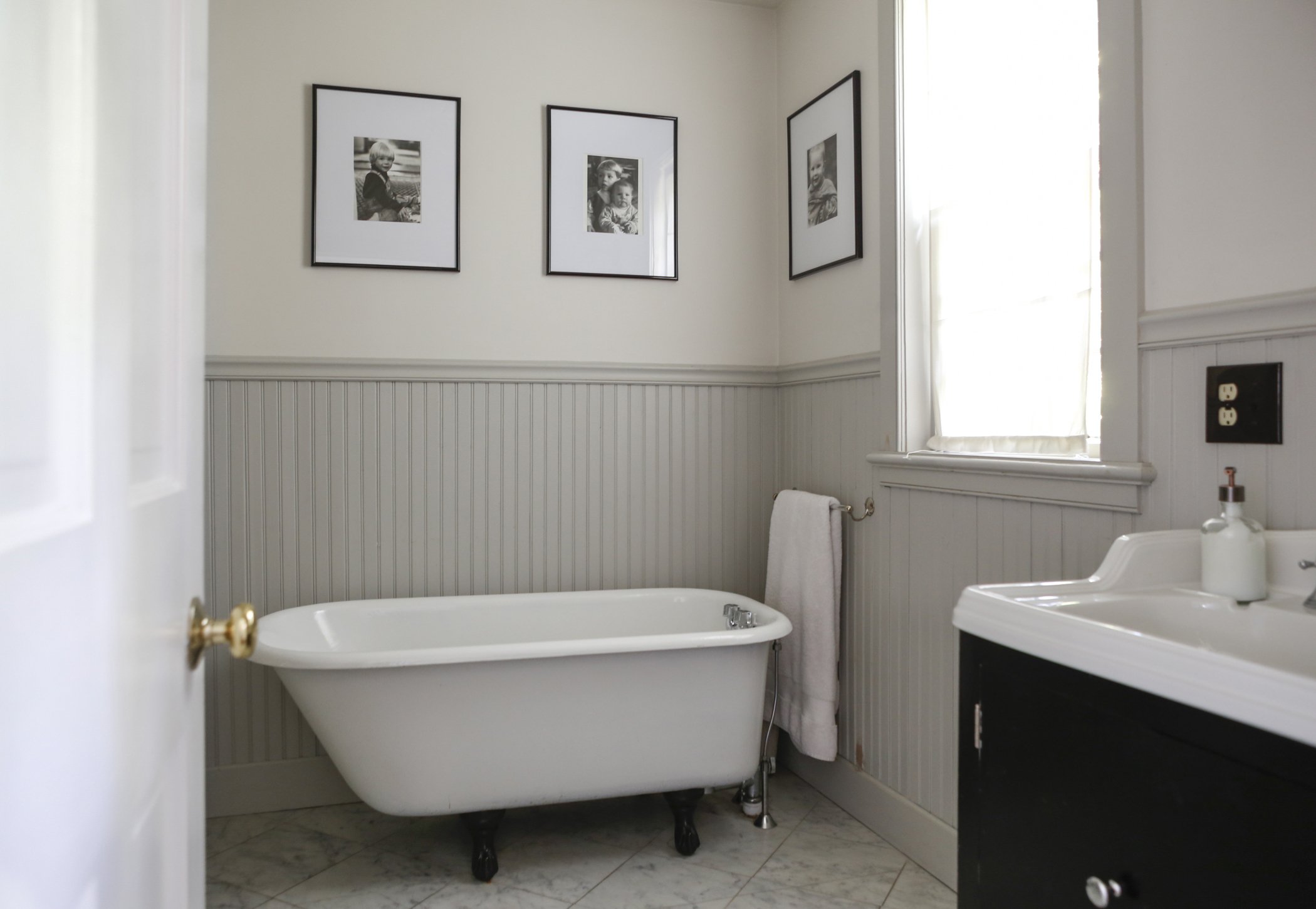 Wainscoting Painted In Bathrooms - HD Wallpaper 