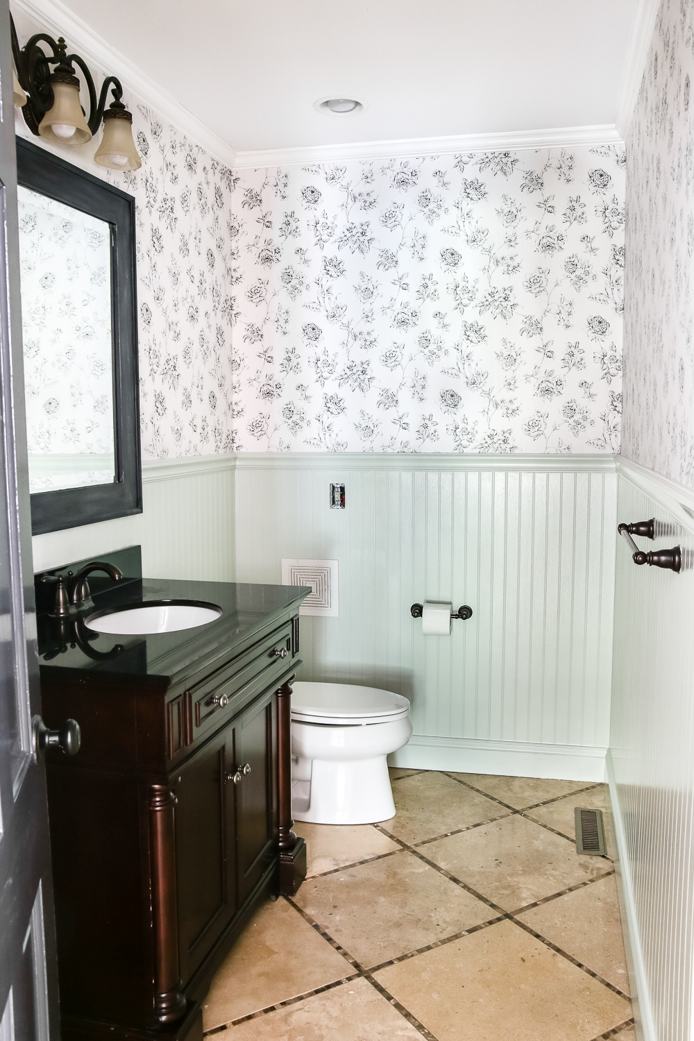 Beginner S Guide To Hanging Wallpaper - Bathroom - HD Wallpaper 
