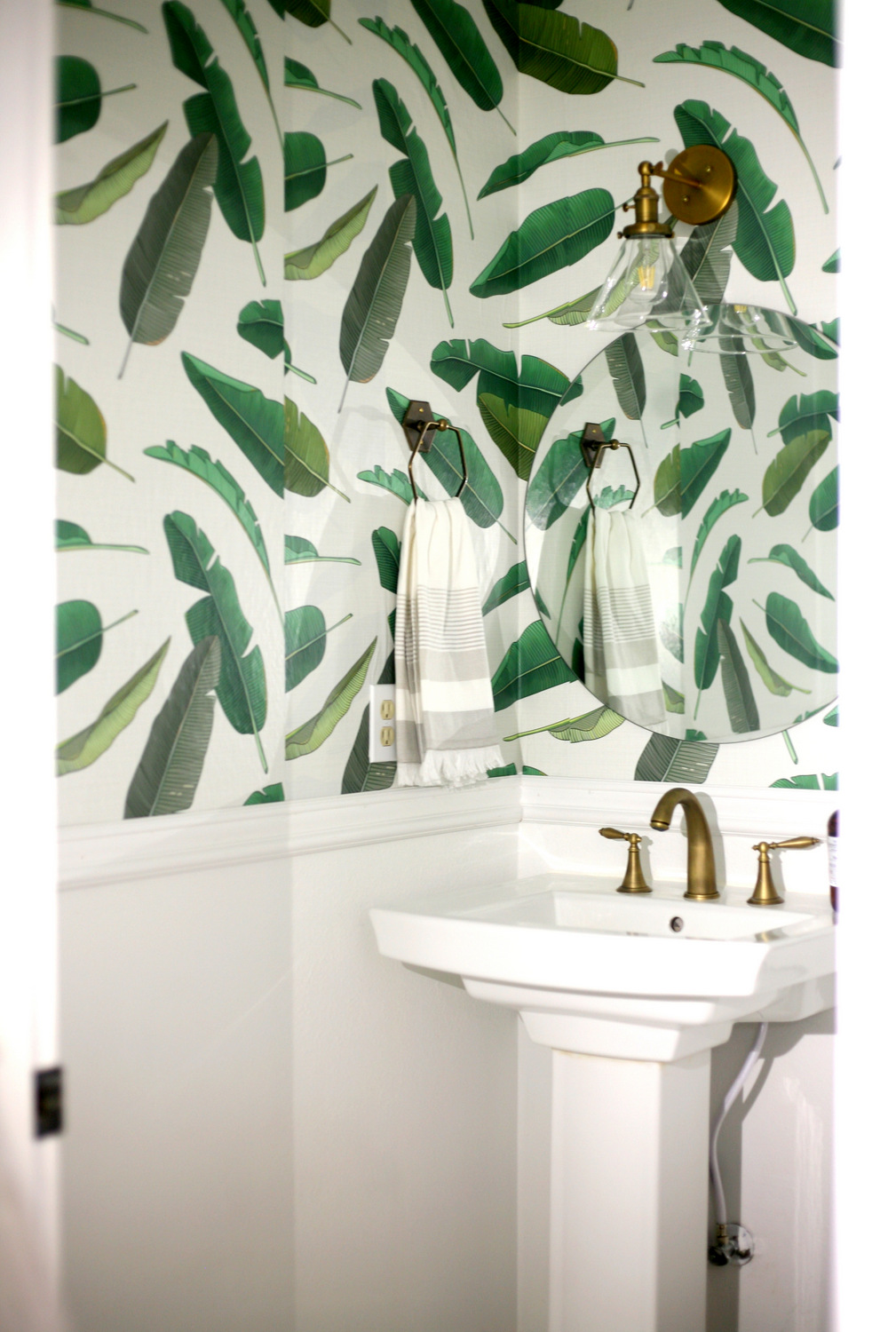 Walls Need Love Small Bathroom - HD Wallpaper 