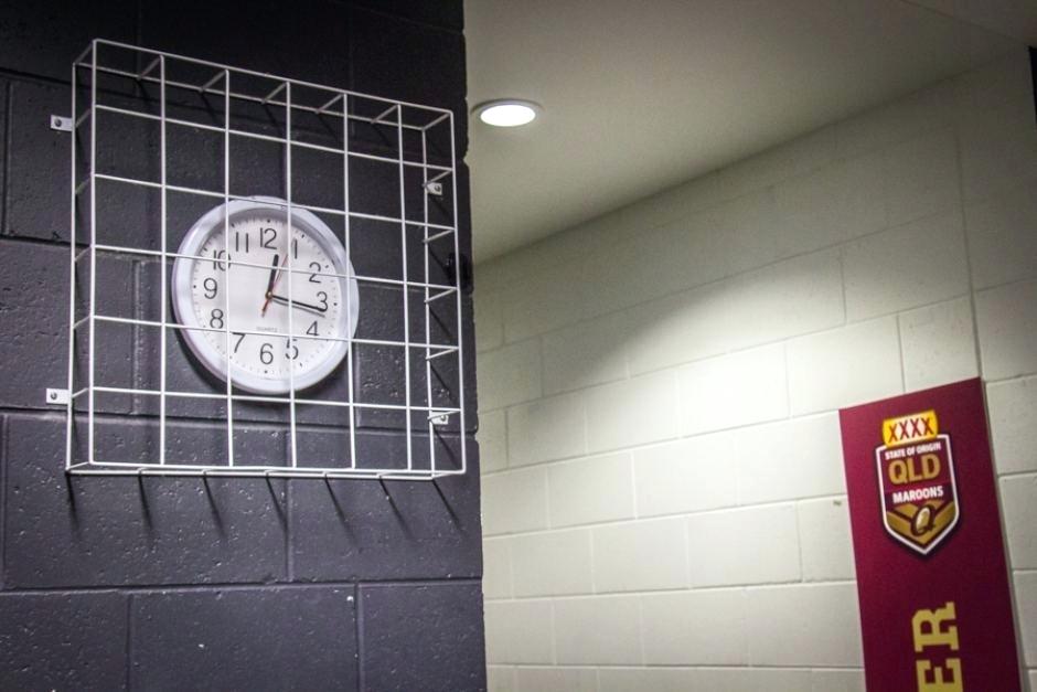 Clock In The Wall On News Broadcasting Corporation - HD Wallpaper 