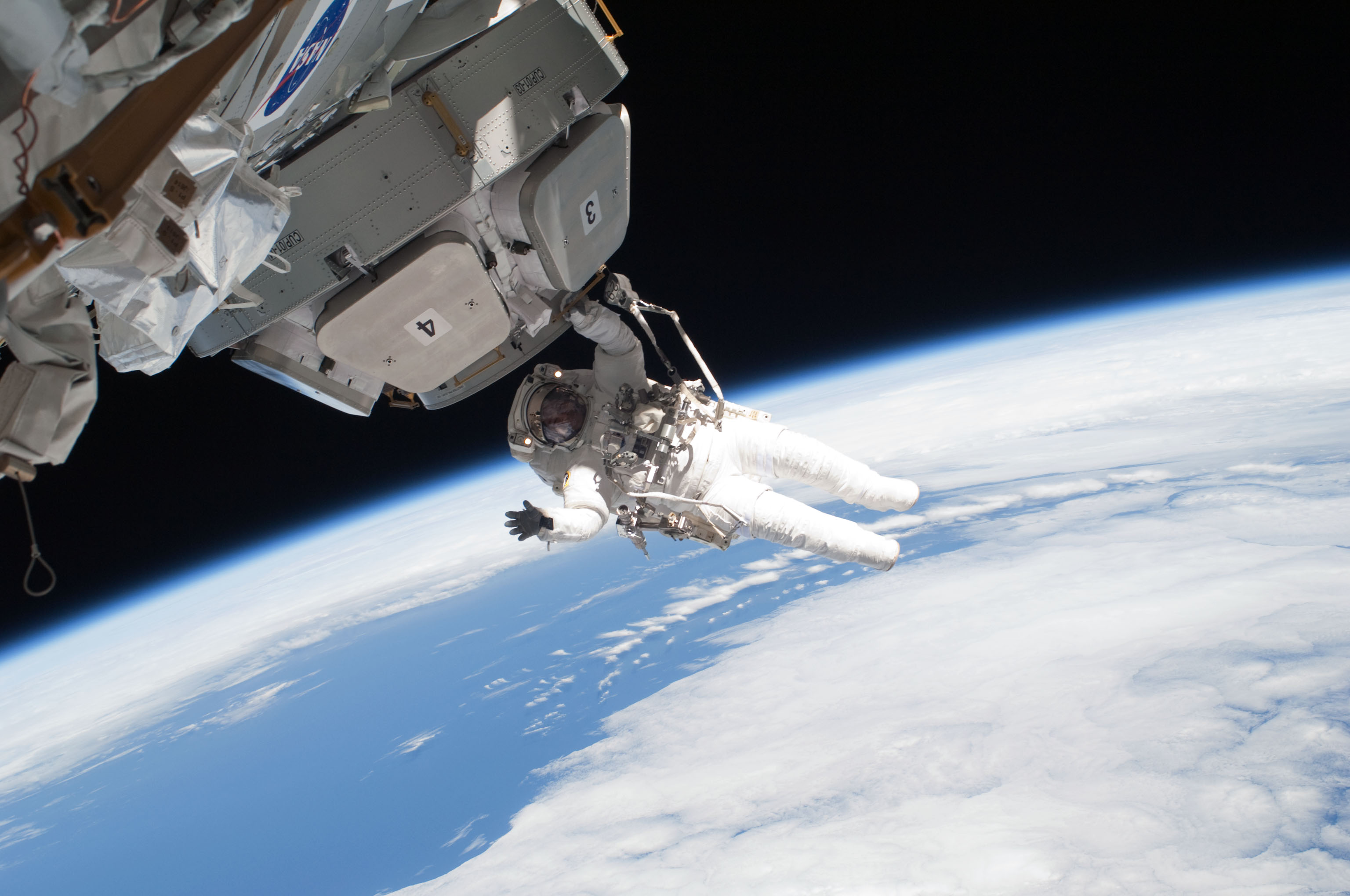 International Space Station Space Walk - HD Wallpaper 