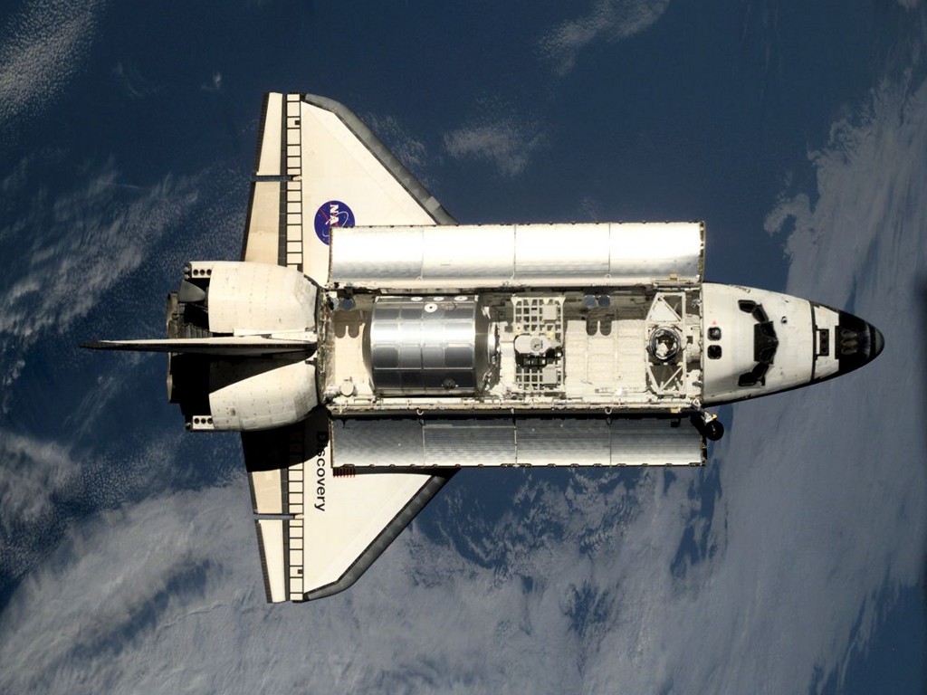 Space Shuttle Discovery In Space - HD Wallpaper 