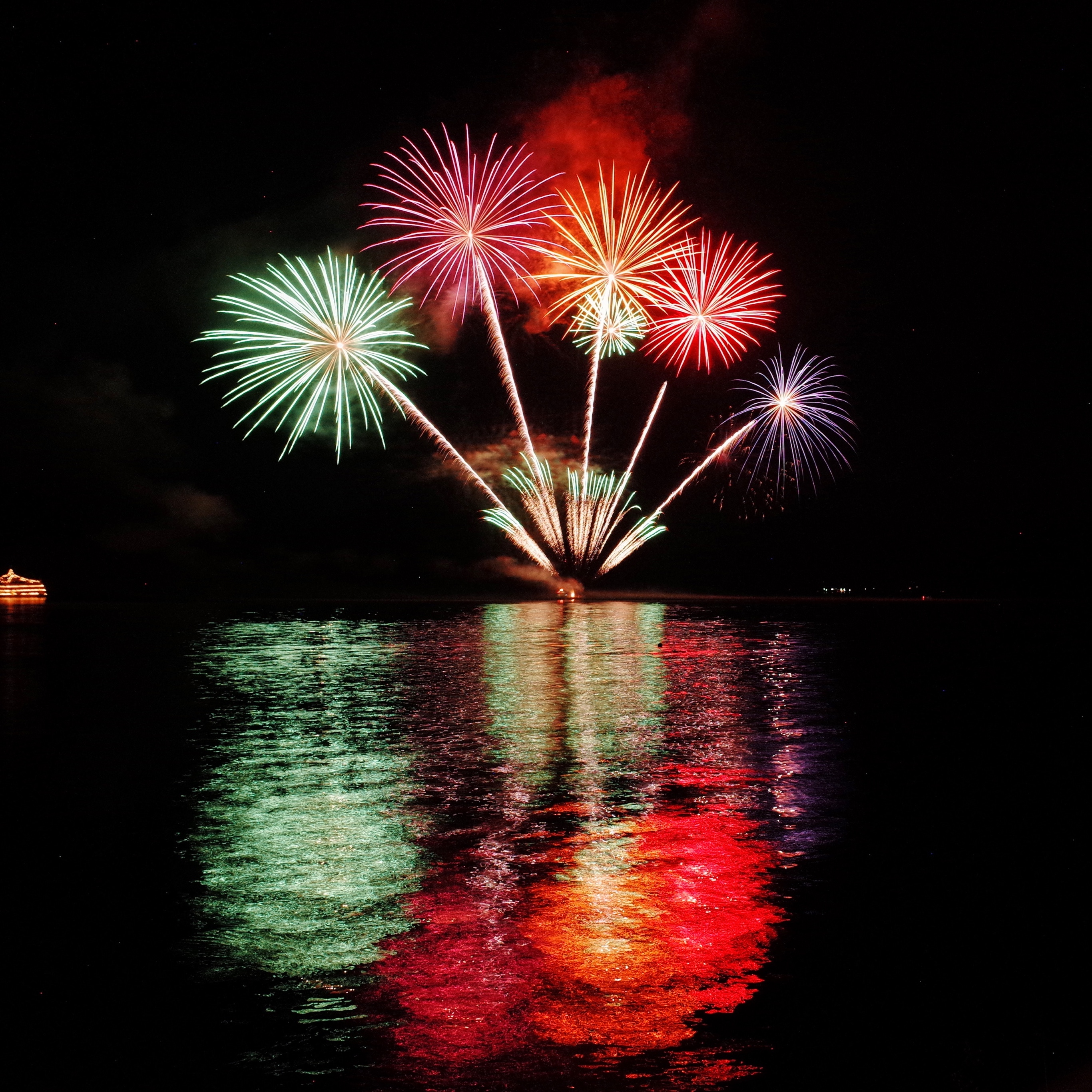 New Years Eve Fireworks For Ipad, Iphone, And Apple - Happy New Year's Music - HD Wallpaper 