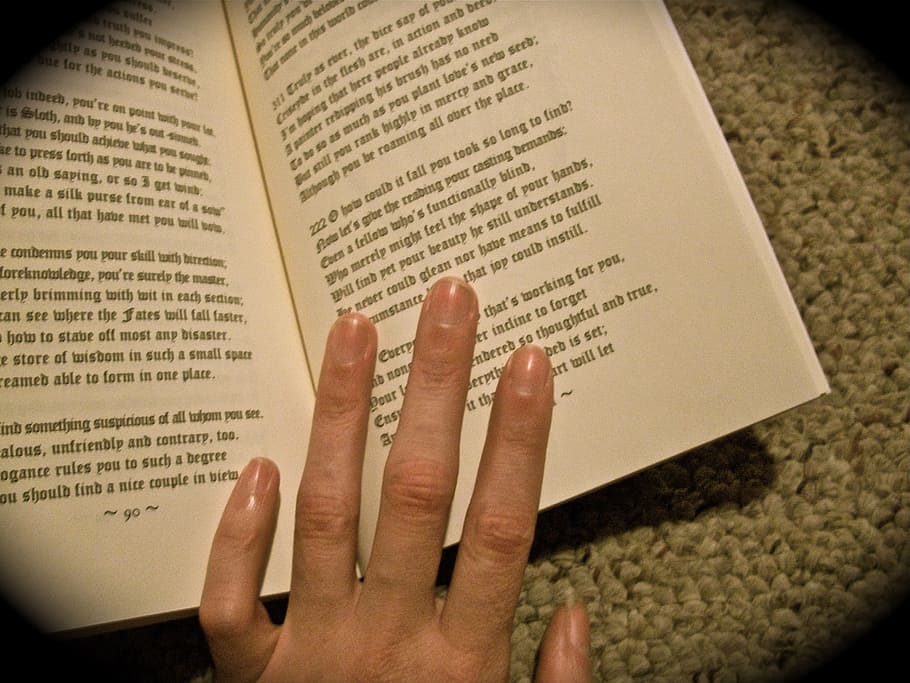 Person Holding Opened Book, Medieval, Mystic, Hand, - Girl Hand Reading Book - HD Wallpaper 