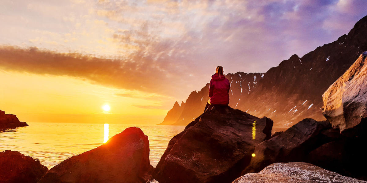 A Person Watching The Midnight Sun At Senja In Northern - Soleil De Minuit Norvège - HD Wallpaper 