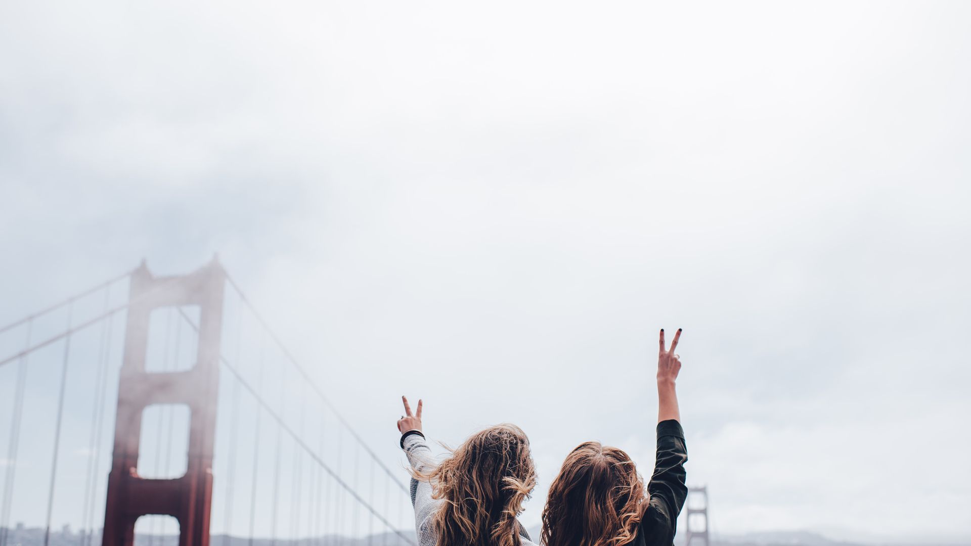 Peace Sign With Two Friends Near Golden Gate Bridge - HD Wallpaper 