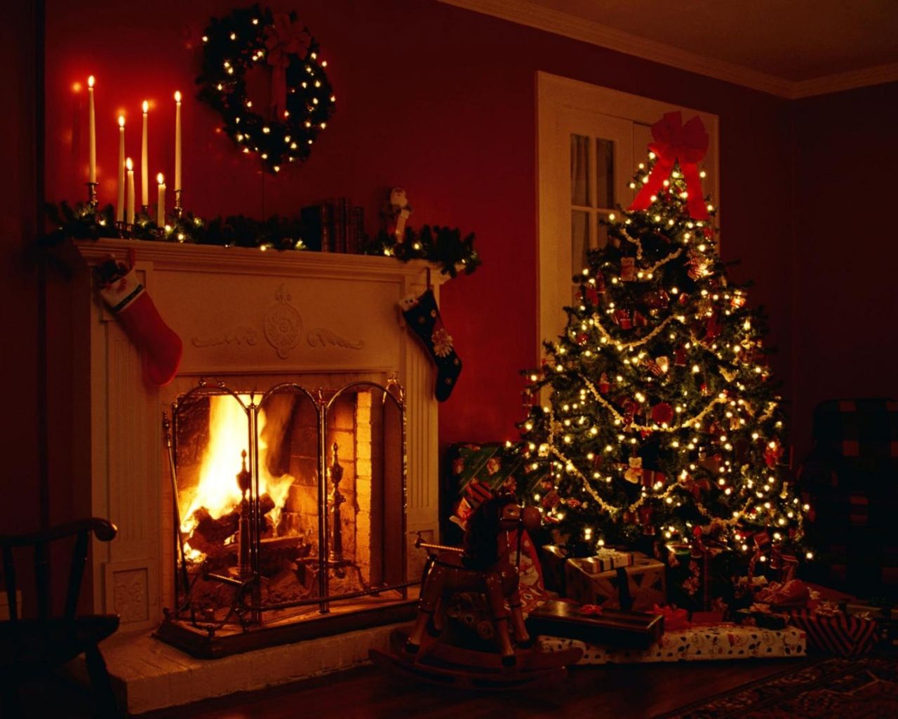 Christmas Tree And Chimney - HD Wallpaper 