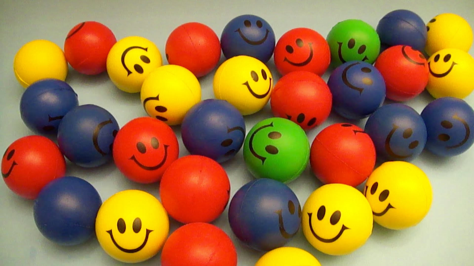 Learn Colours With Huge Smiley Face Squishy Balls Fun - Colourful Smiley Wallpaper Hd - HD Wallpaper 