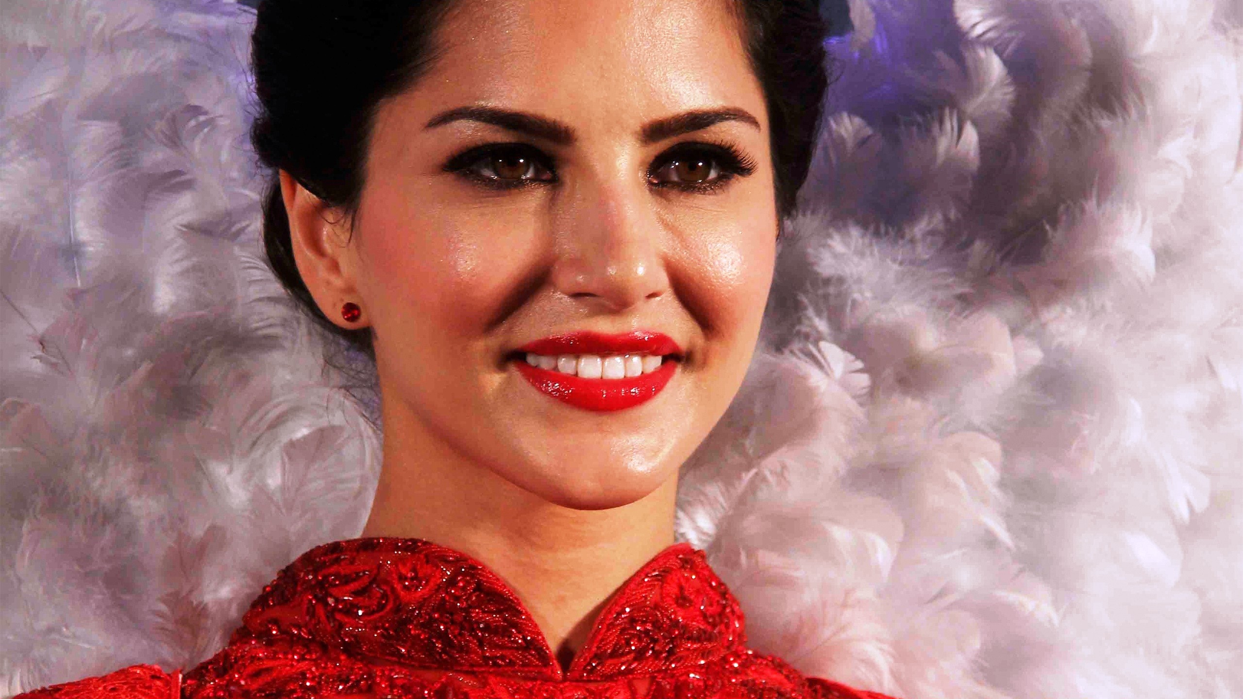 Beautiful Sunny Leone In Red Lips And Dress With Cute - 1080p Hd Wallpapers Of Sunny Leone - 2560x1440 Wallpaper Beautiful Sunny Leone In Red Lips And Dress With Cute - 1080p Hd Wallpapers Of Sunny Leone - 2560x1440 Wallpaper